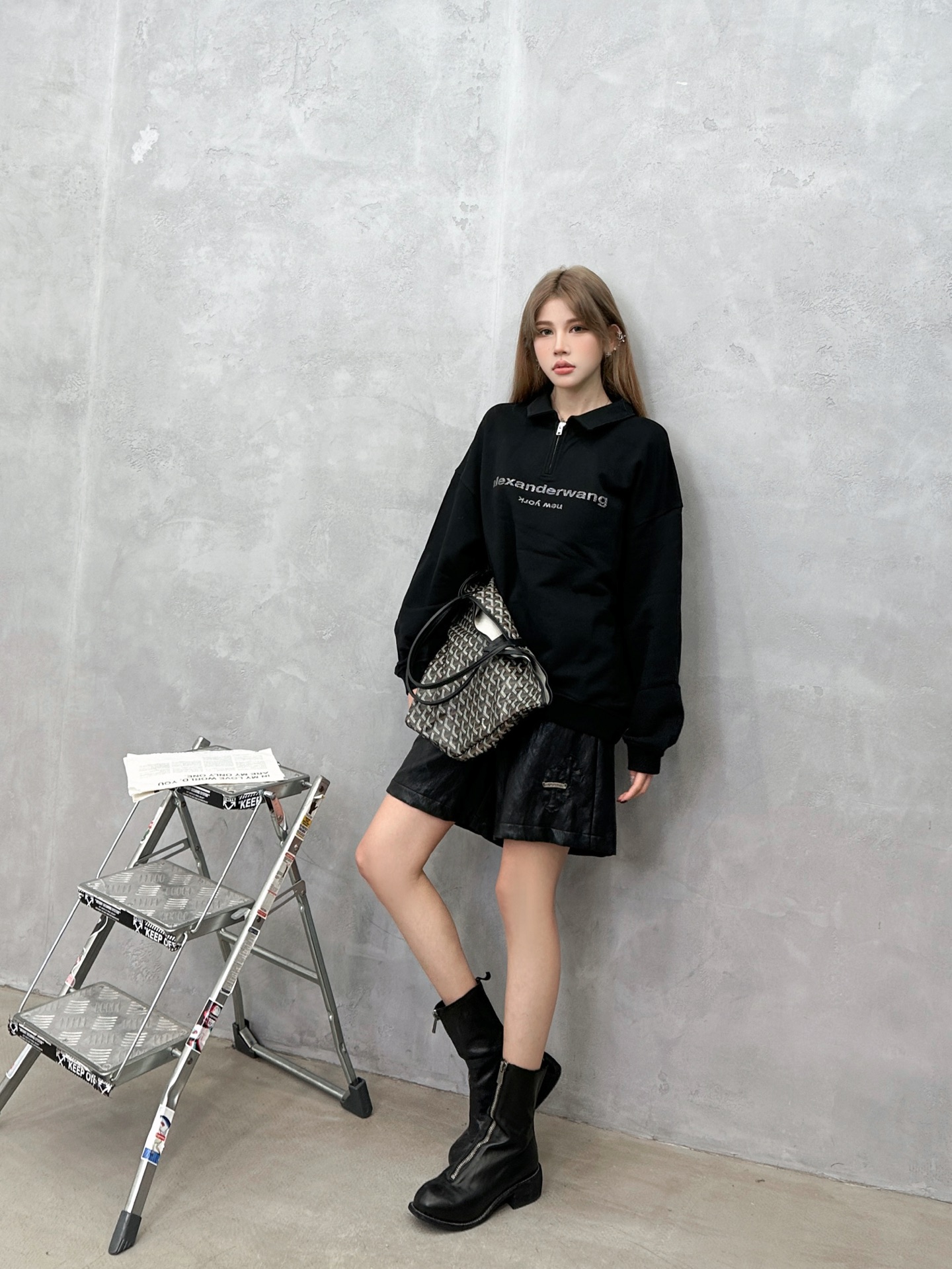Alexander wang ｜新款卫衣，纯棉毛圈面料，polo领设计显瘦百搭，胸前烫金粉设计感十足，尺码Sml ［洗涤