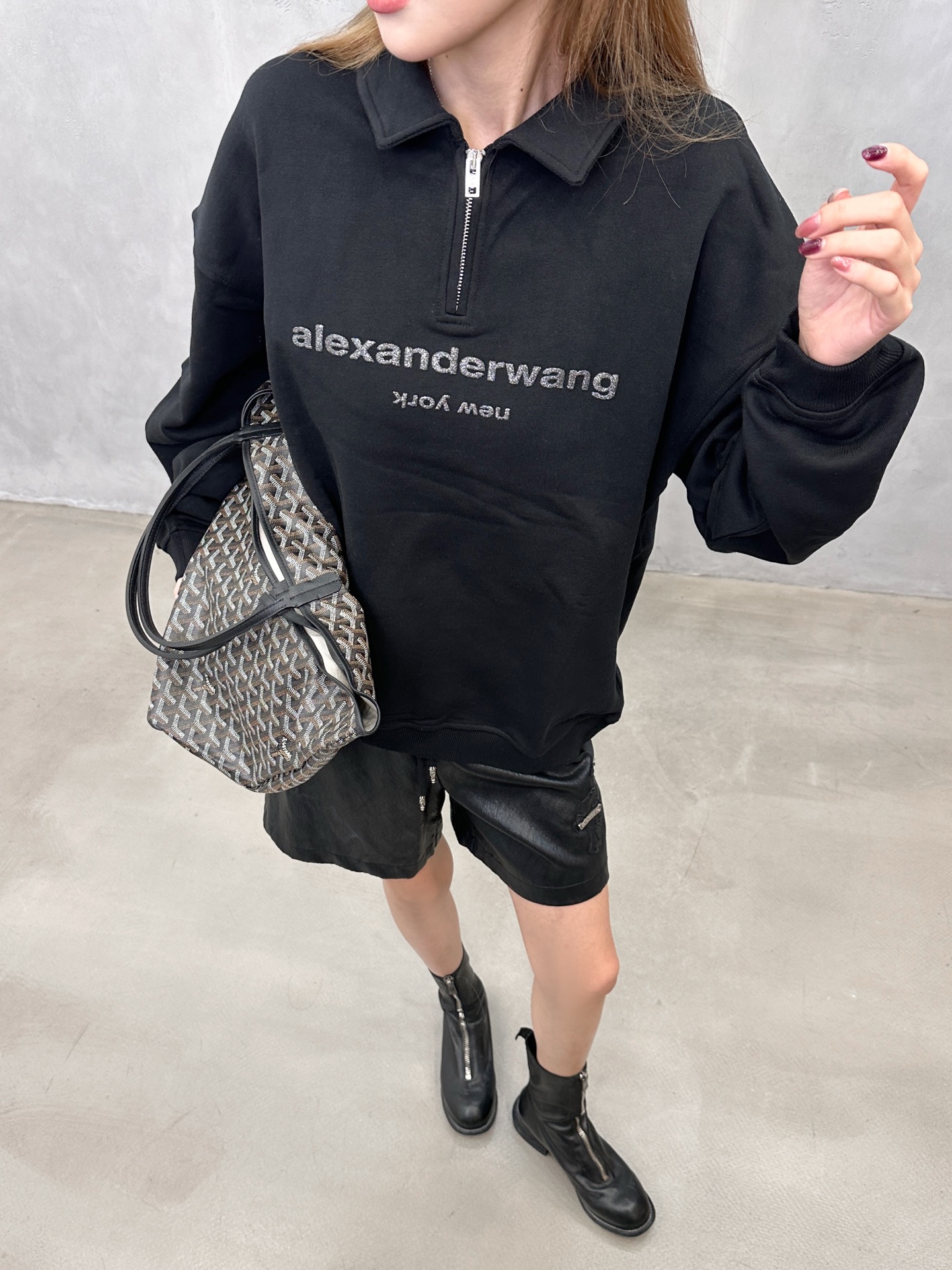 Alexander wang ｜新款卫衣，纯棉毛圈面料，polo领设计显瘦百搭，胸前烫金粉设计感十足，尺码Sml ［洗涤
