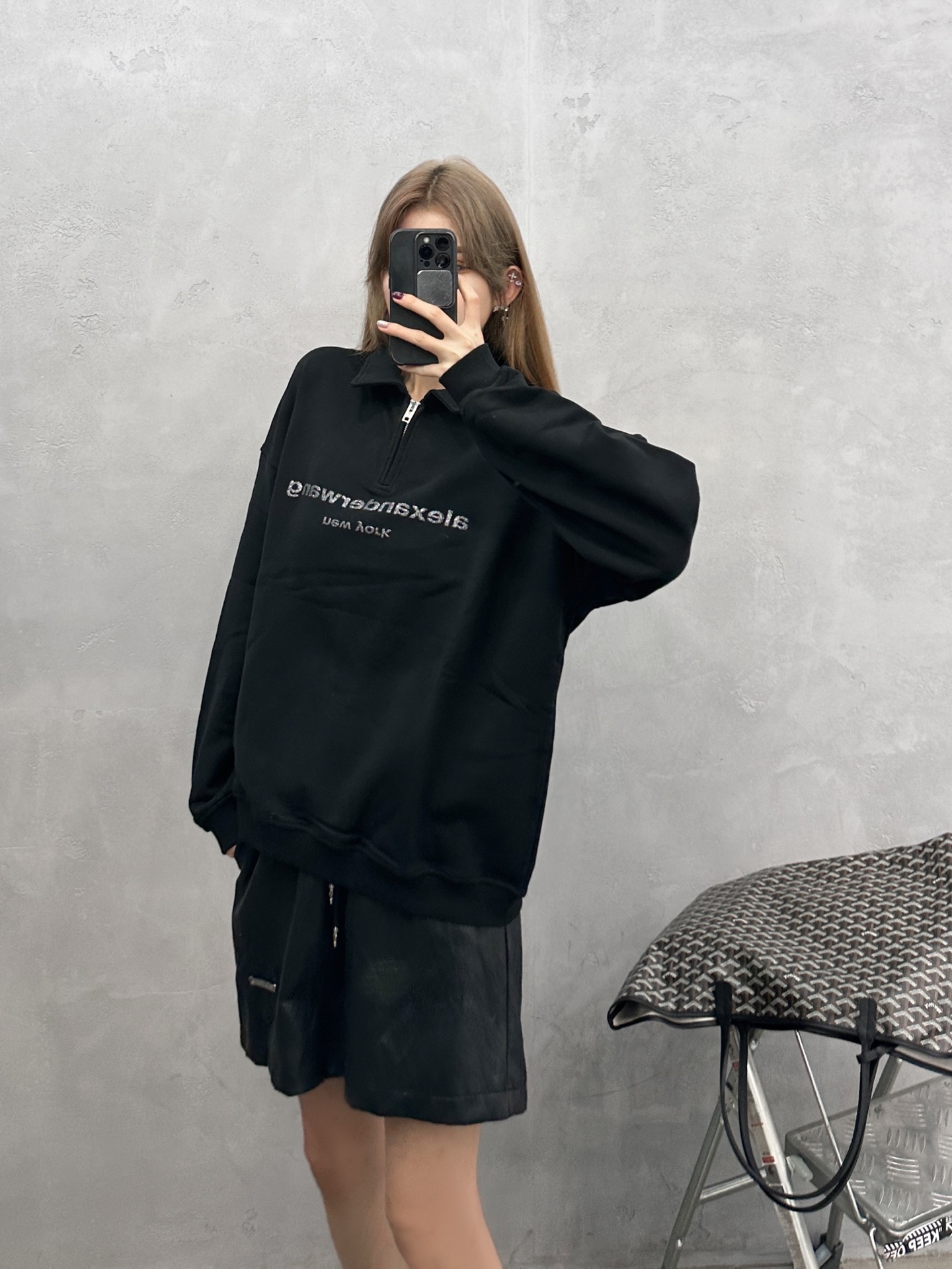 Alexander wang ｜新款卫衣，纯棉毛圈面料，polo领设计显瘦百搭，胸前烫金粉设计感十足，尺码Sml ［洗涤