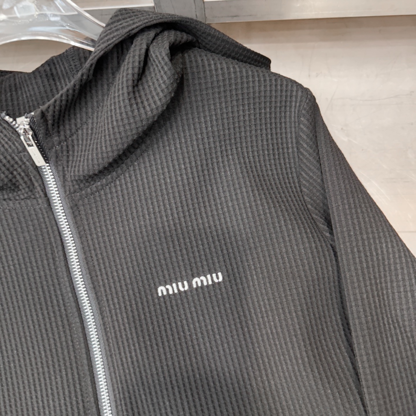 Miu ｜ 新款连帽开衫，品牌经典刺绣标，华夫格保暖面料，时尚休闲，尺码sml