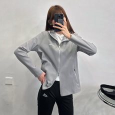 Miu | 新款连帽开衫,品牌经典刺绣标,华夫格保暖面料,时尚休闲,尺码sml Miu | 新款连帽开衫,品牌经典刺绣标,华夫格保暖面料,时尚休闲,尺码sml