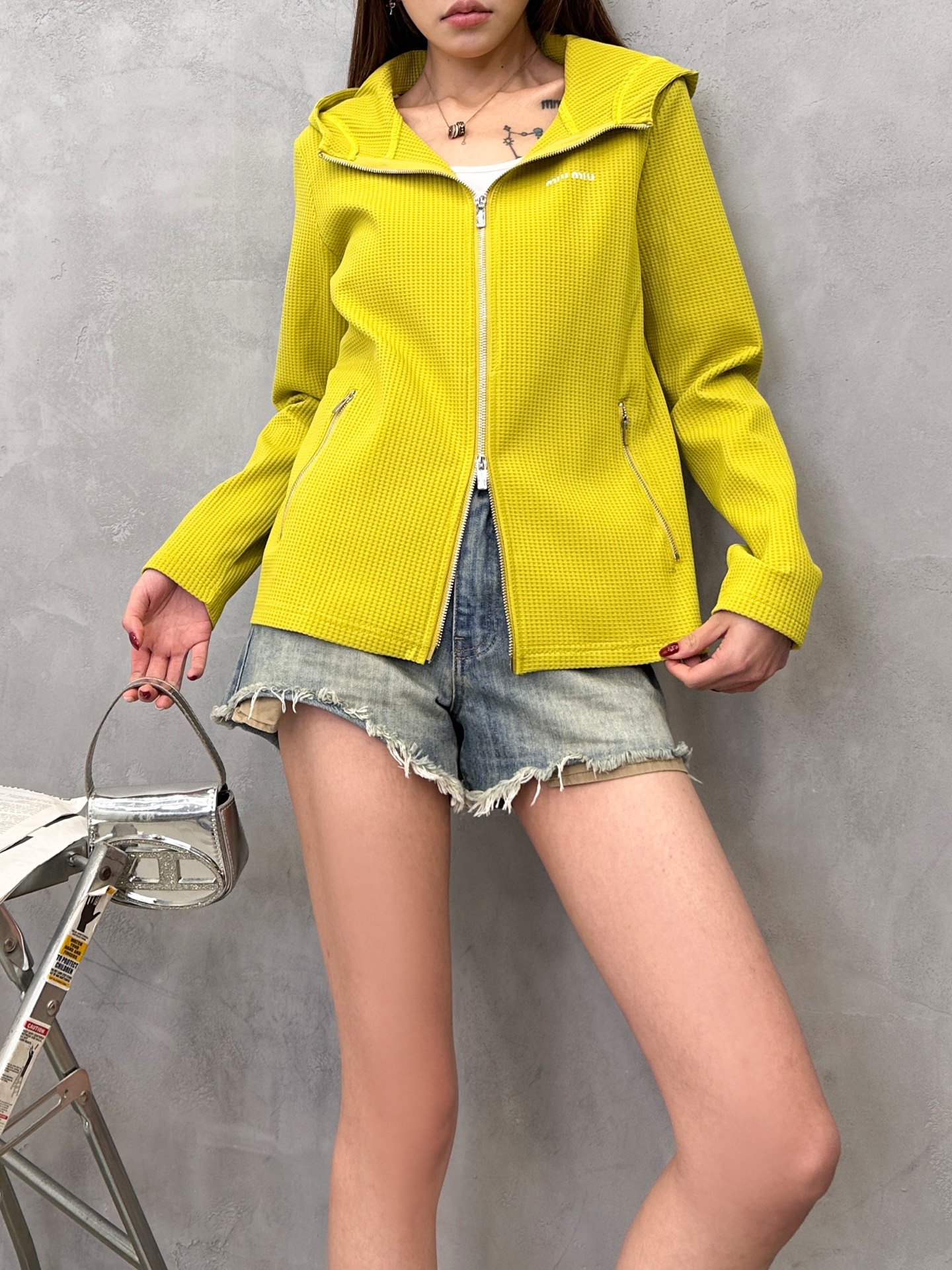Miu ｜ 新款连帽开衫，品牌经典刺绣标，华夫格保暖面料，时尚休闲，尺码sml