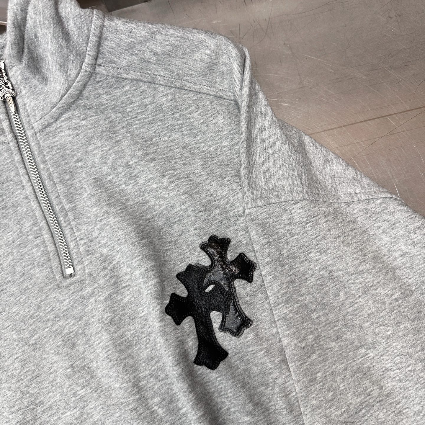 克罗心 ｜ 新款长袖卫衣，品牌经典手工切皮刺绣十字标工艺，拉链领口款式设计，休闲时尚，尺码sml