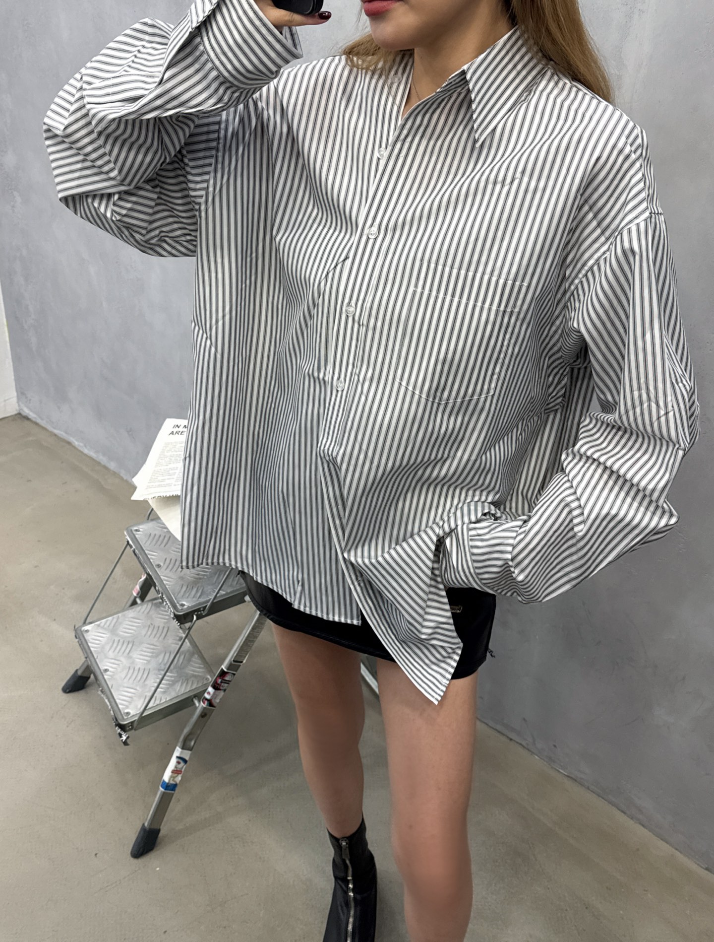 NEW｜新款衬衫，超薄面料透气舒适，条纹设计经典百搭，斜领口多穿法设计感十足，后背高温烫钻logo设计简约大气，尺码Sm