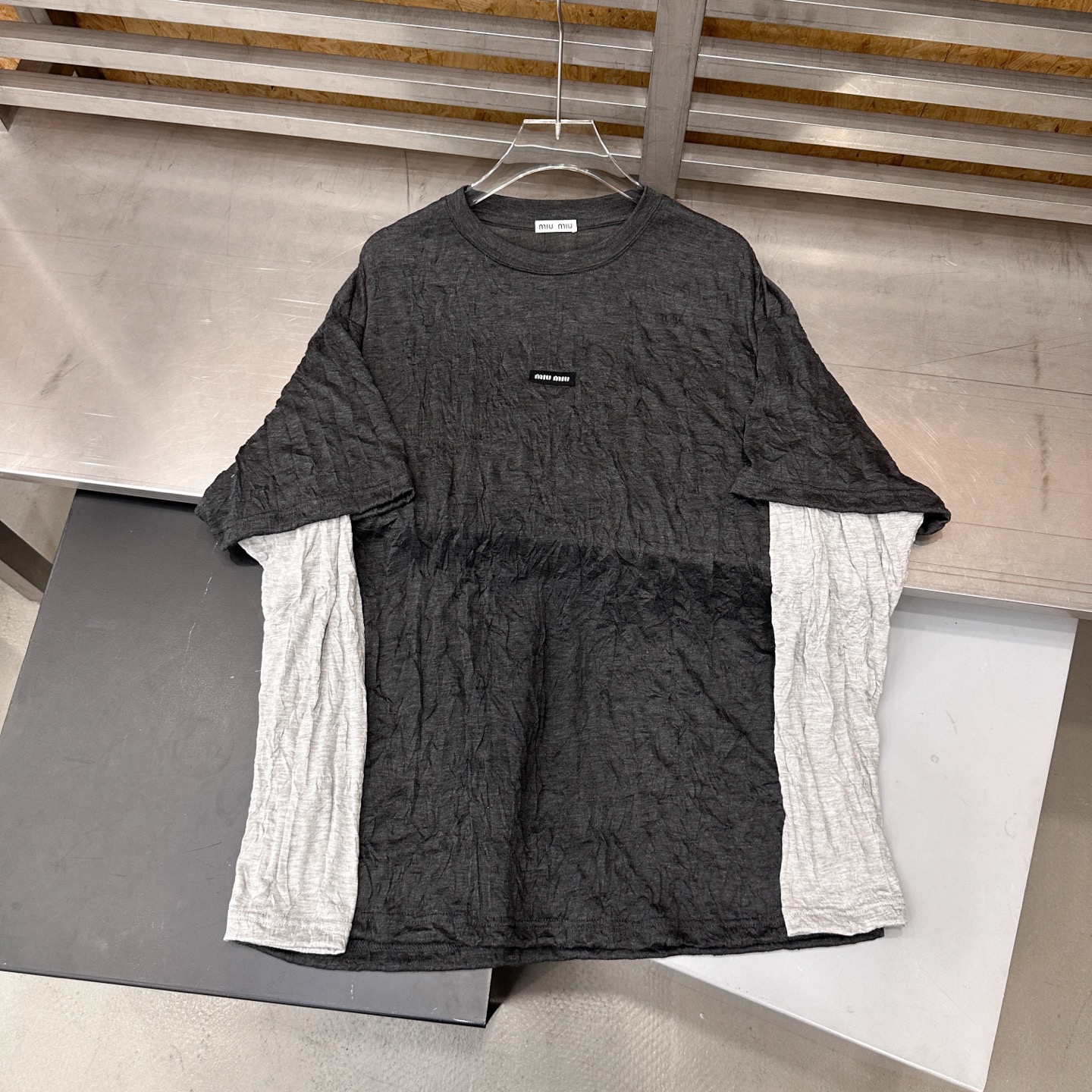 Miu ｜ 新款长袖t，品牌经典刺绣标，莱赛尔天丝混纺面料，成衣压褶工艺，假两件款式，休闲时尚，尺码sml