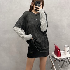 Miu | 新款长袖t,品牌经典刺绣标,莱赛尔天丝混纺面料,成衣压褶工艺,假两件款式,休闲时尚,尺码sml Miu | 新款长袖t,品牌经典刺绣标,莱赛尔天丝混纺面料,成衣压褶工艺,假两件款式,休闲时尚,尺码sml