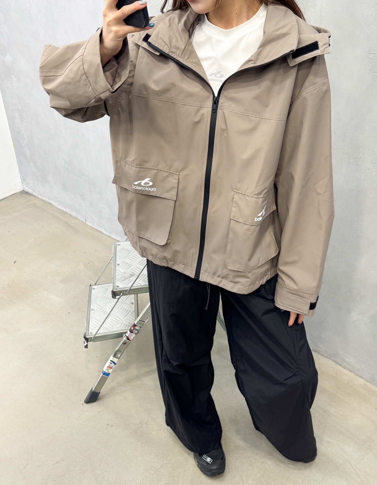 巴黎 ｜ 新款风衣外套，品牌最新反光印花标，双层款式做工，进口高密风衣面料，时尚休闲，尺码sml