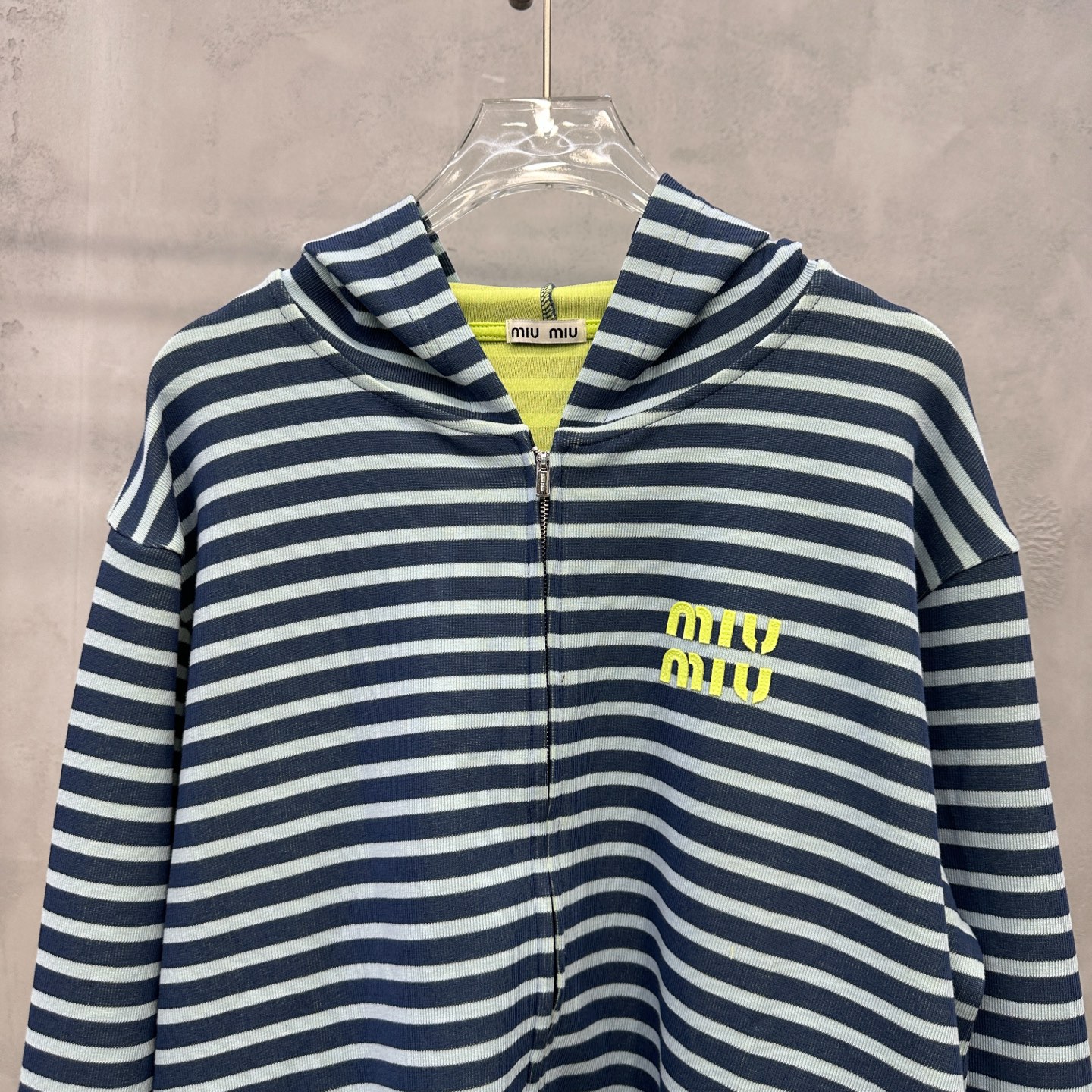 miu ｜ 新款卫衣开衫，品牌经典贴布绣花标，特殊条纹色织正反双色面料，时尚休闲，尺码sml