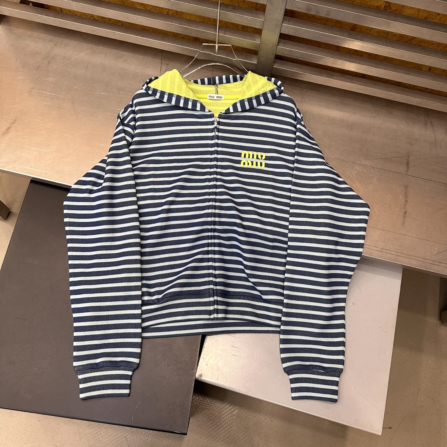 miu ｜ 新款卫衣开衫，品牌经典贴布绣花标，特殊条纹色织正反双色面料，时尚休闲，尺码sml