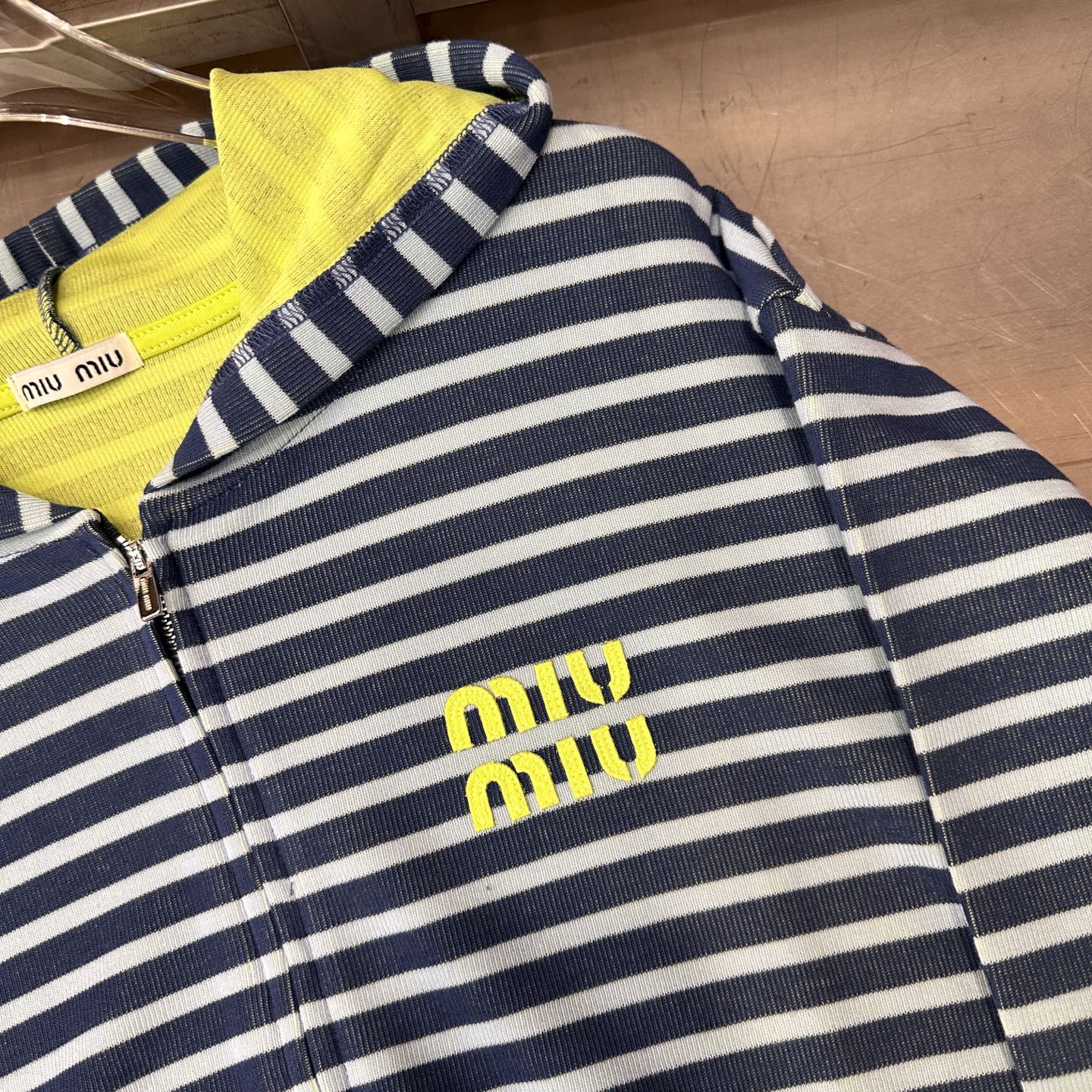 miu ｜ 新款卫衣开衫，品牌经典贴布绣花标，特殊条纹色织正反双色面料，时尚休闲，尺码sml