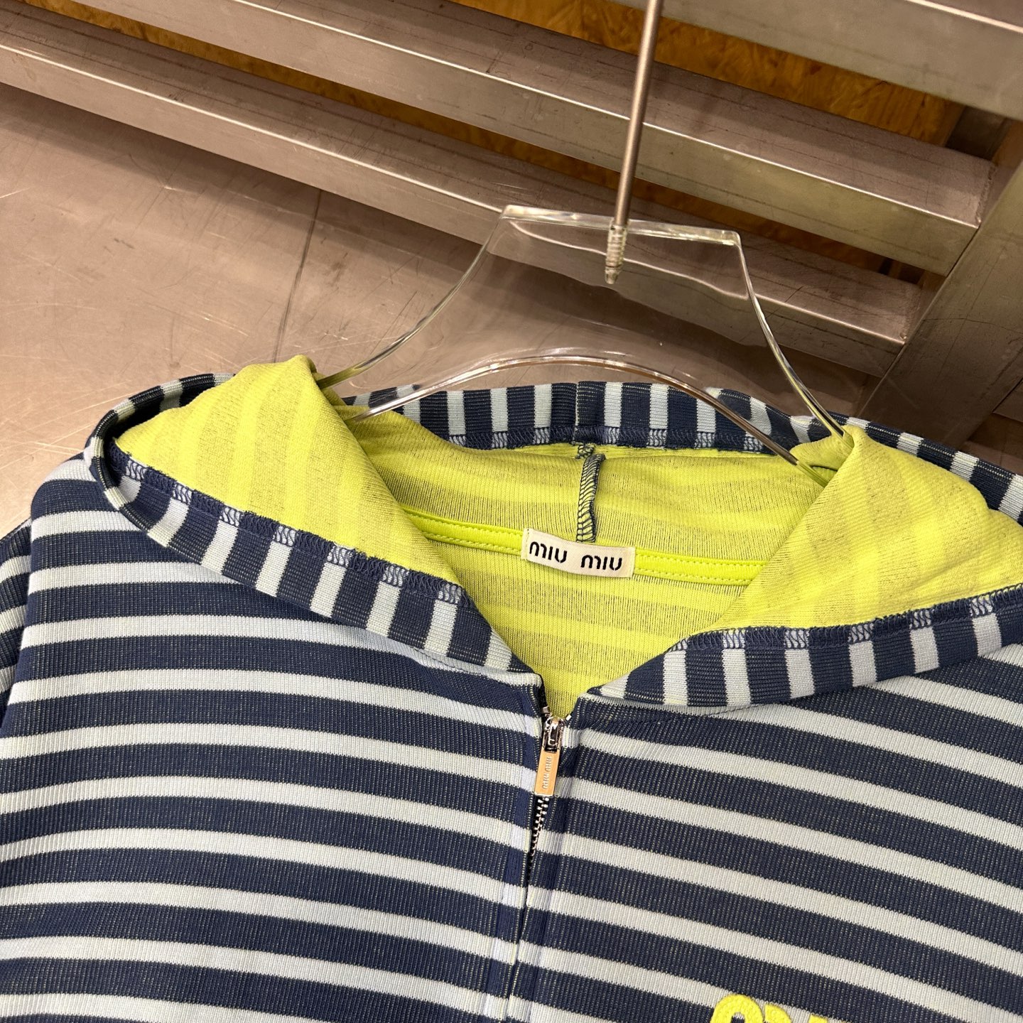 miu ｜ 新款卫衣开衫，品牌经典贴布绣花标，特殊条纹色织正反双色面料，时尚休闲，尺码sml