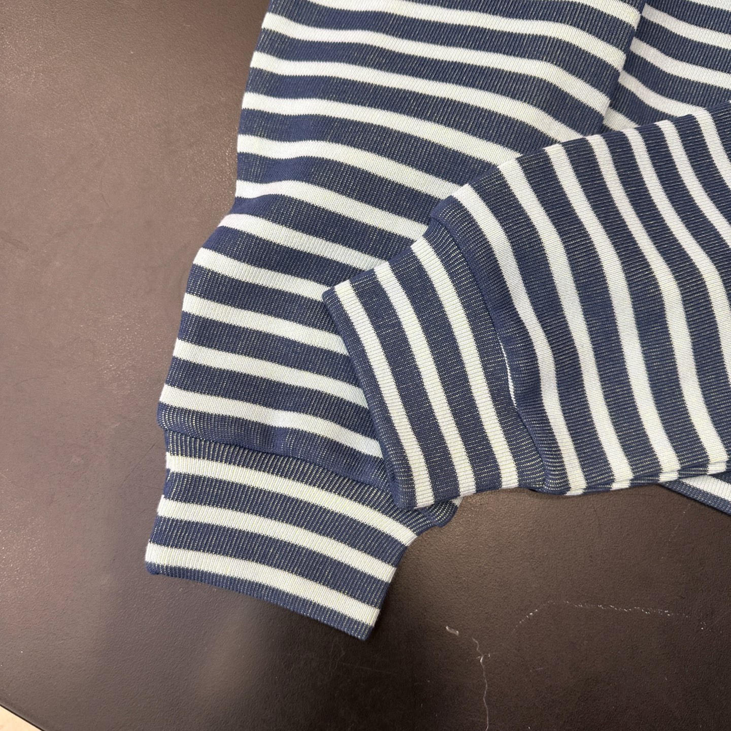 miu ｜ 新款卫衣开衫，品牌经典贴布绣花标，特殊条纹色织正反双色面料，时尚休闲，尺码sml