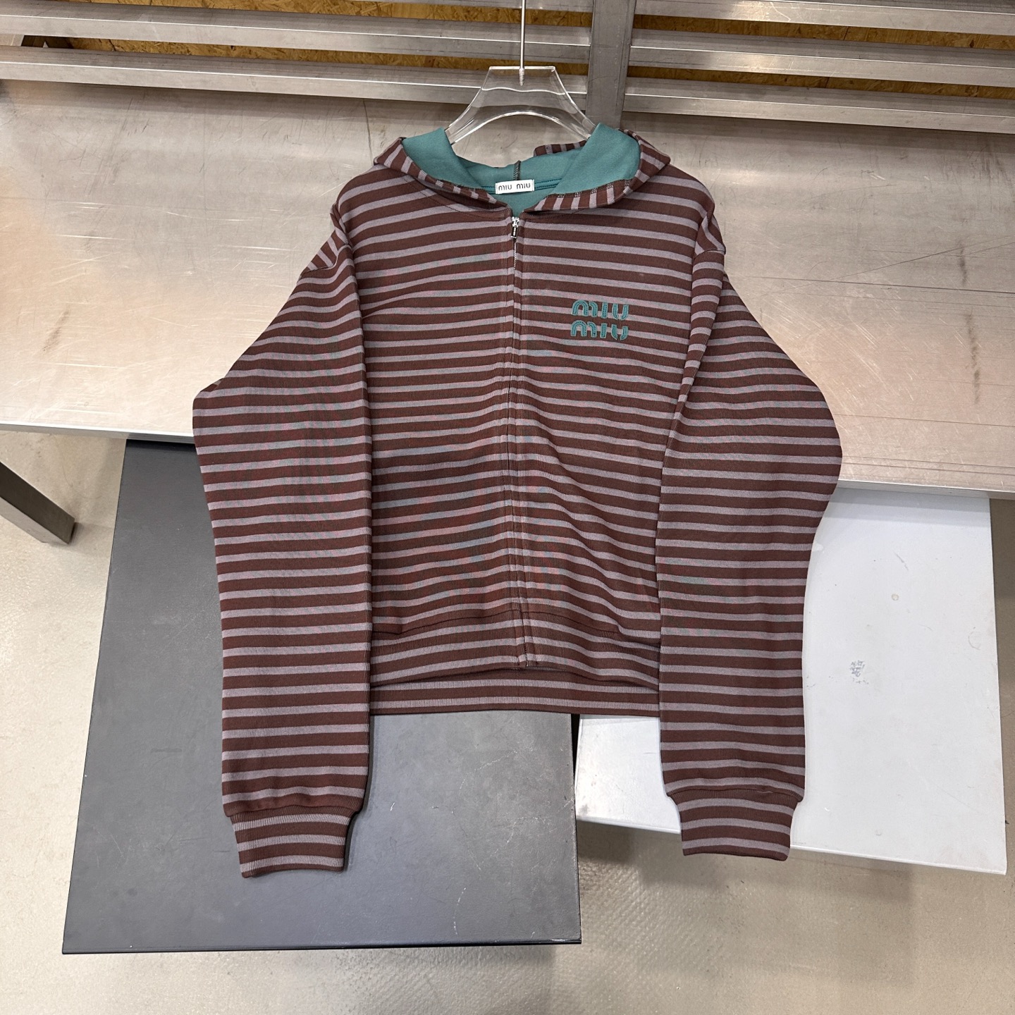 miu ｜ 新款卫衣开衫，品牌经典贴布绣花标，特殊条纹色织正反双色面料，时尚休闲，尺码sml