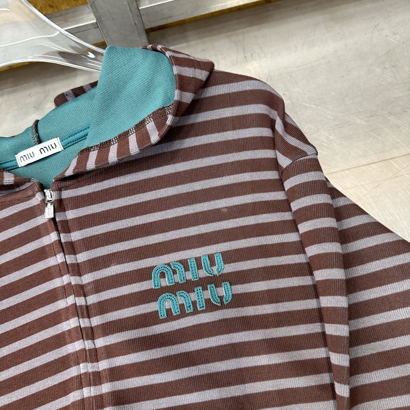 miu ｜ 新款卫衣开衫，品牌经典贴布绣花标，特殊条纹色织正反双色面料，时尚休闲，尺码sml