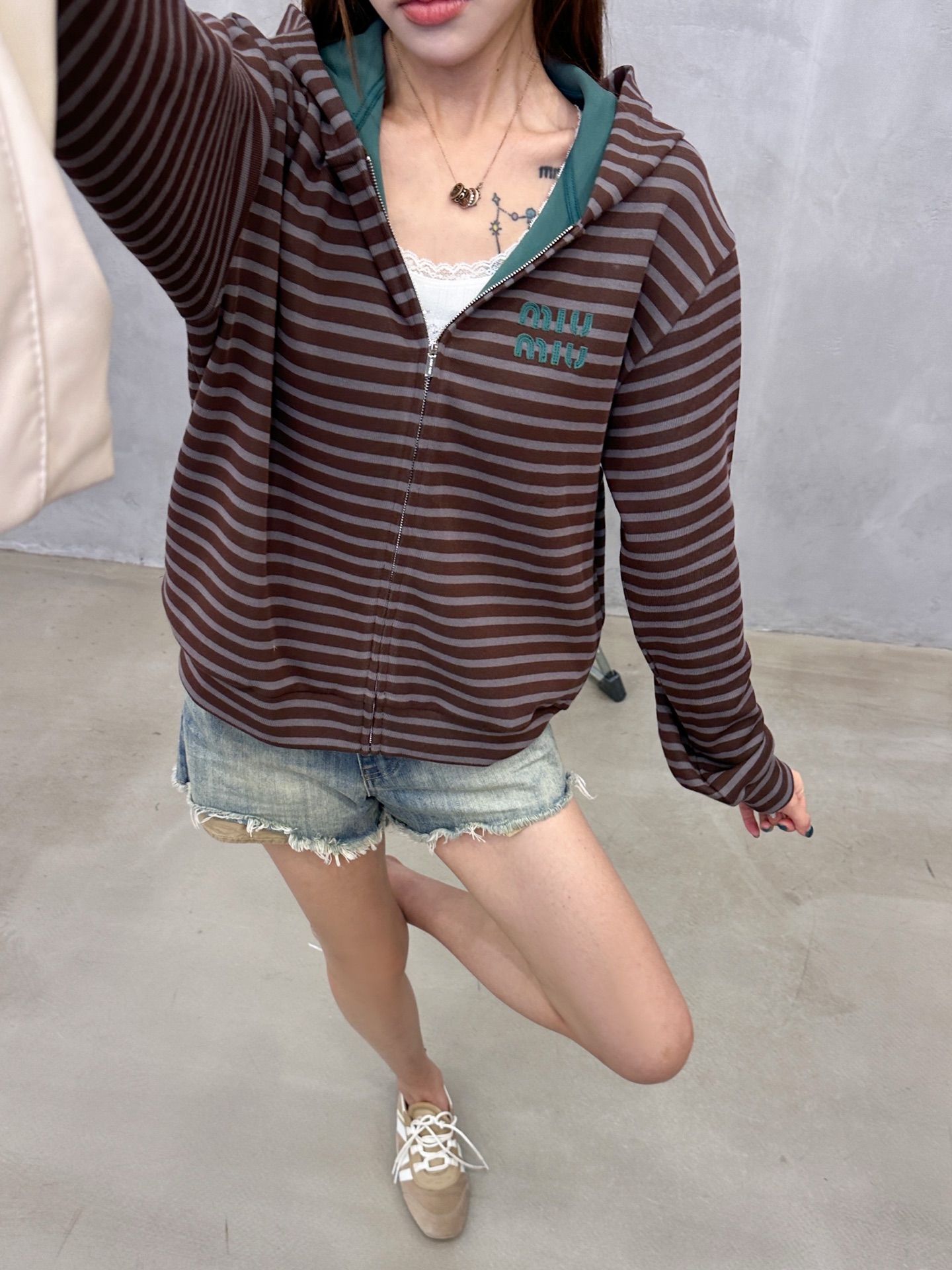 miu ｜ 新款卫衣开衫，品牌经典贴布绣花标，特殊条纹色织正反双色面料，时尚休闲，尺码sml