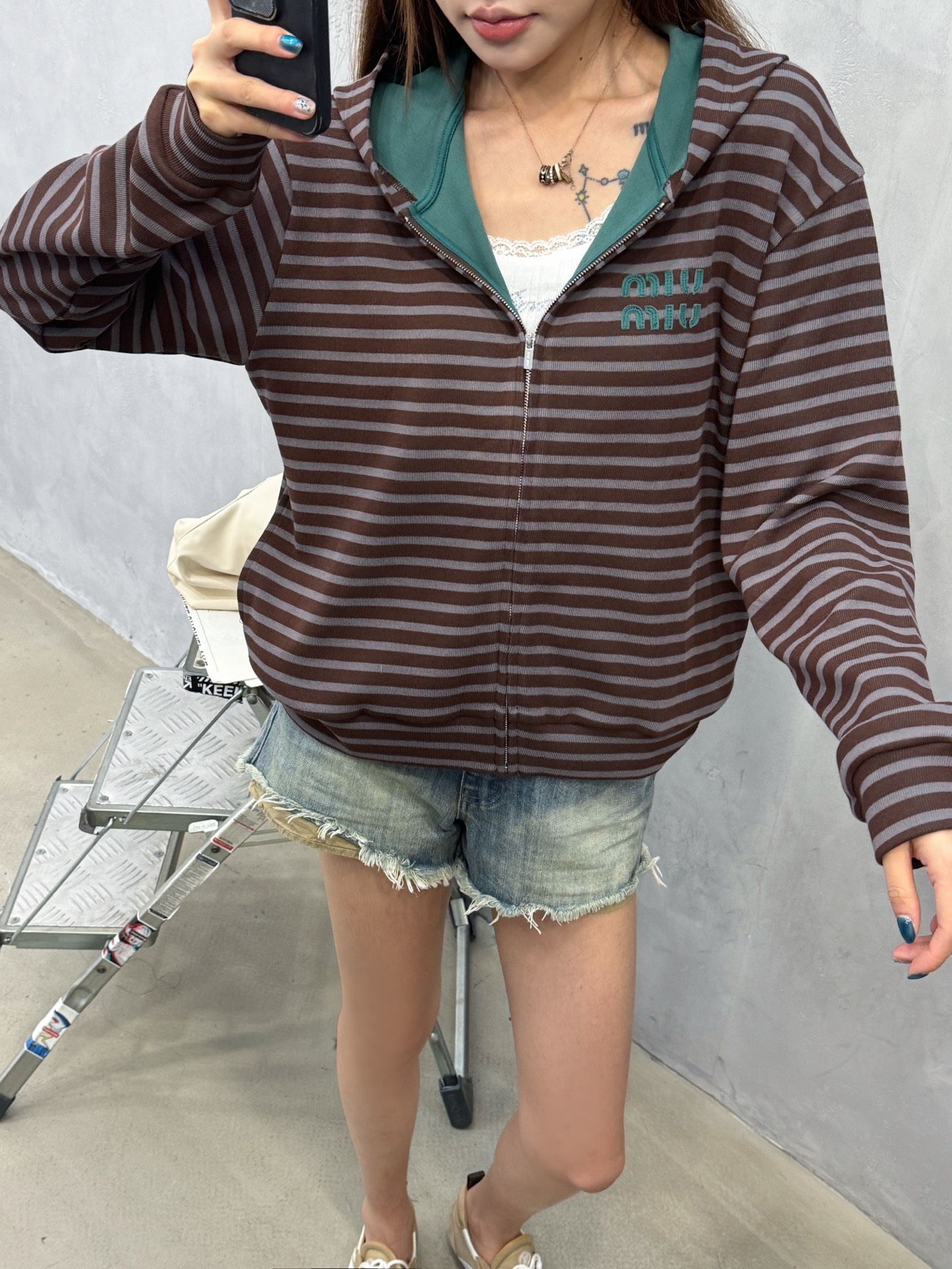 miu ｜ 新款卫衣开衫，品牌经典贴布绣花标，特殊条纹色织正反双色面料，时尚休闲，尺码sml