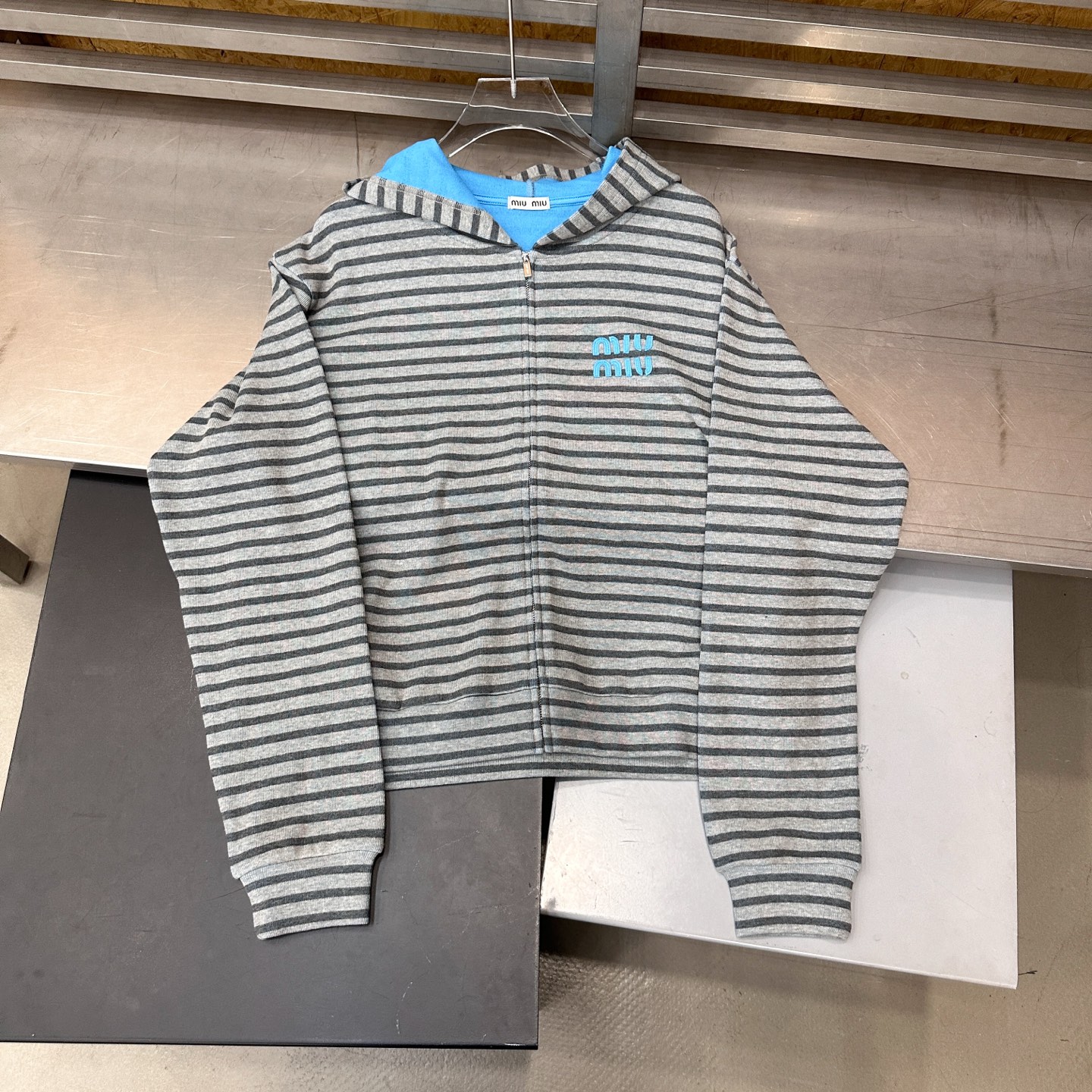 miu ｜ 新款卫衣开衫，品牌经典贴布绣花标，特殊条纹色织正反双色面料，时尚休闲，尺码sml