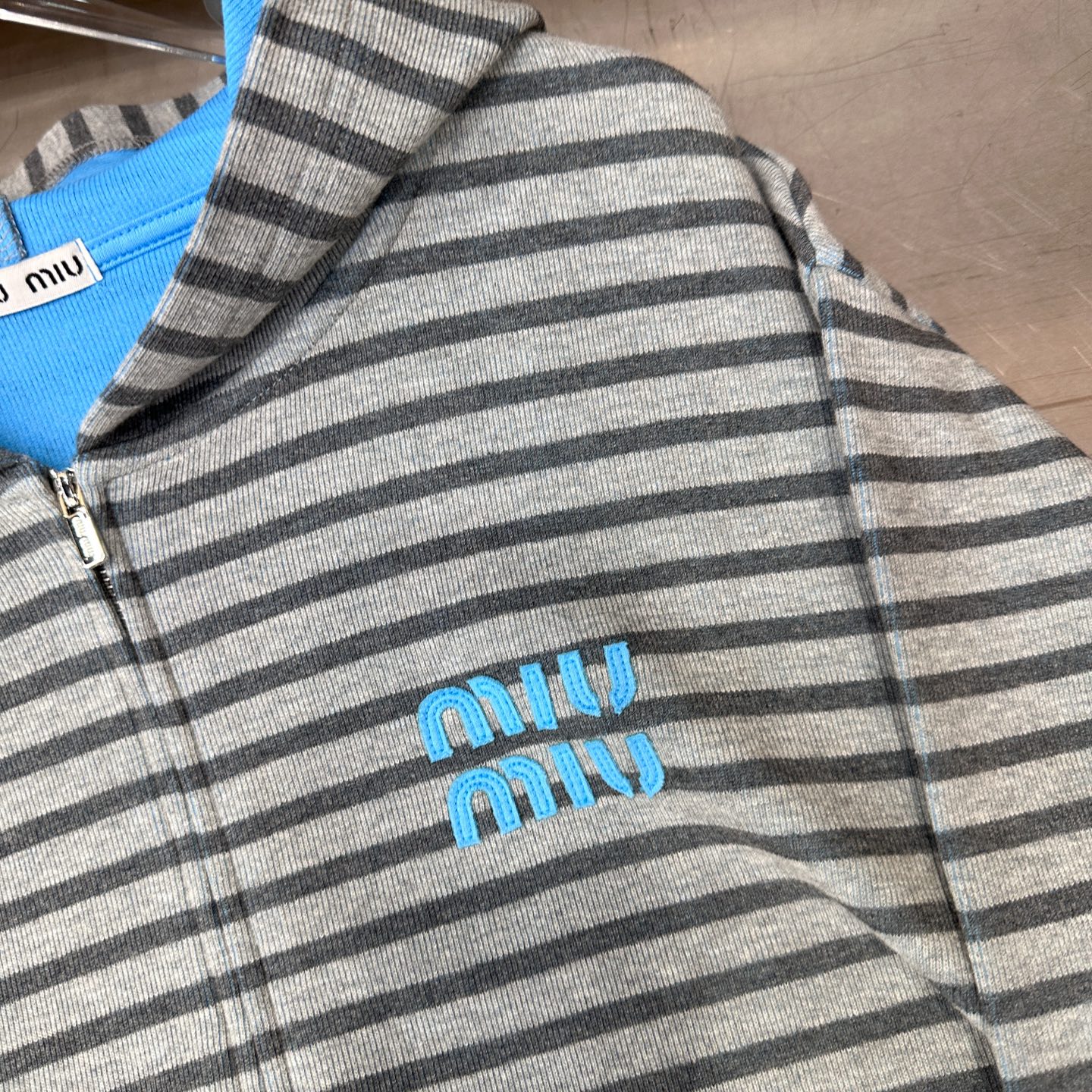 miu ｜ 新款卫衣开衫，品牌经典贴布绣花标，特殊条纹色织正反双色面料，时尚休闲，尺码sml