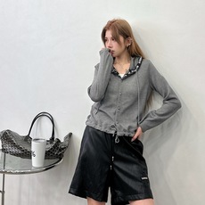 克罗心 | 新款连帽罩衫,成衣洗水加软工艺,品牌经典五金配饰,定织织带款式设计,休闲时尚,尺码sml 克罗心 | 新款连帽罩衫,成衣洗水加软工艺,品牌经典五金配饰,定织织带款式设计,休闲时尚,尺码sml