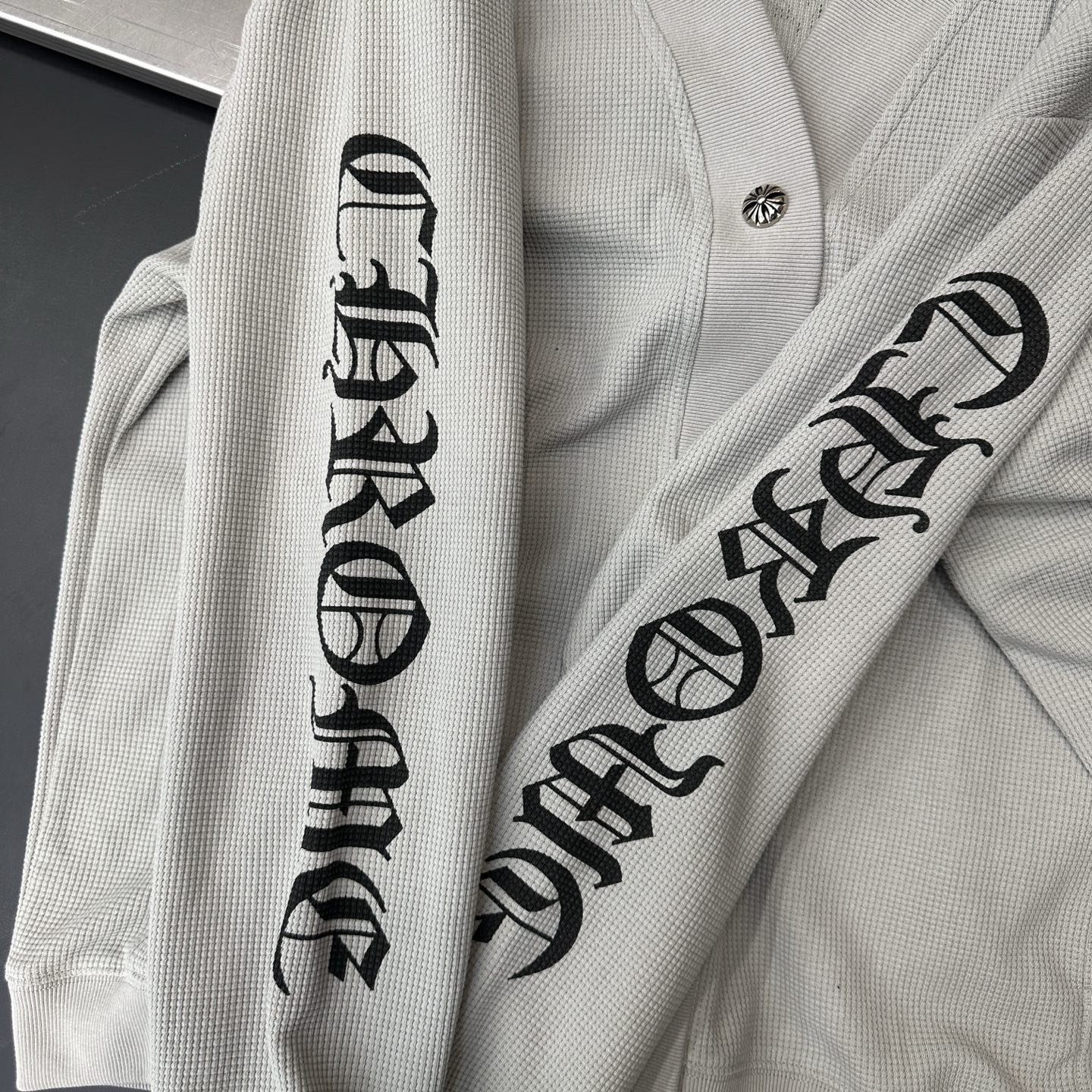 克罗心 ｜ 新款休闲开衫，成衣洗水炒色加多处印花工艺，时尚休闲，尺码sml