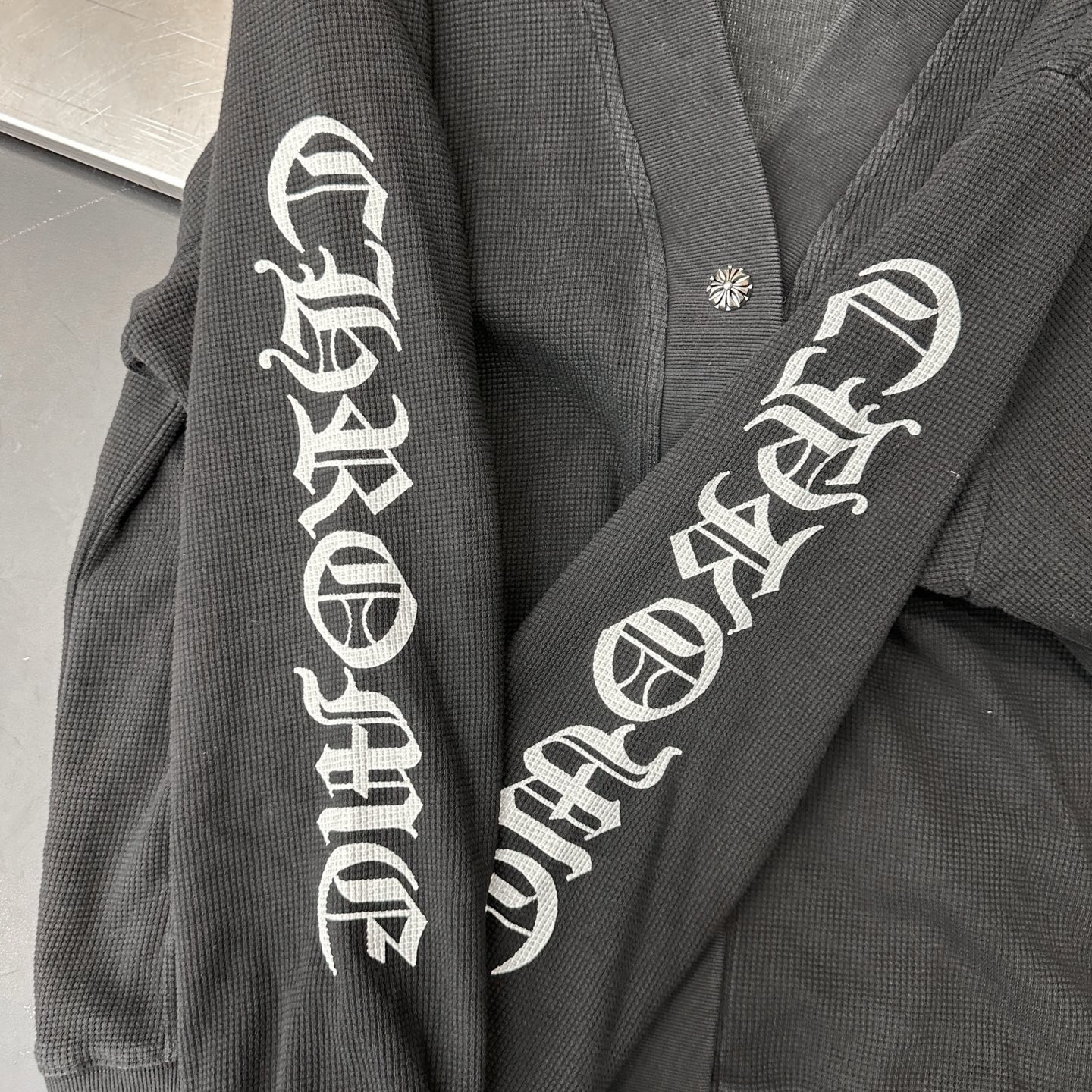 克罗心 ｜ 新款休闲开衫，成衣洗水炒色加多处印花工艺，时尚休闲，尺码sml