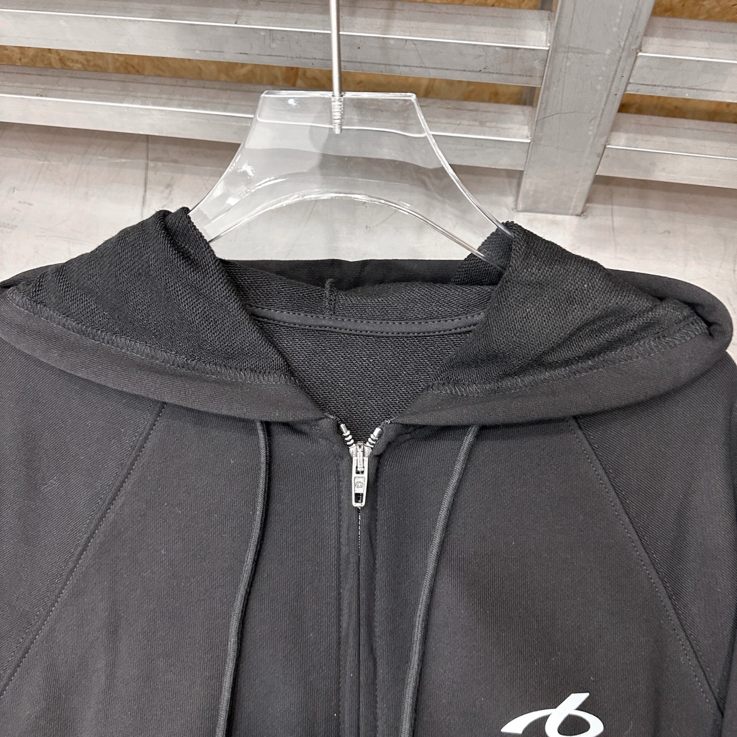 巴黎 ｜ 新款卫衣开衫，成衣洗水加多处反光印花工艺，休闲时尚，尺码sml