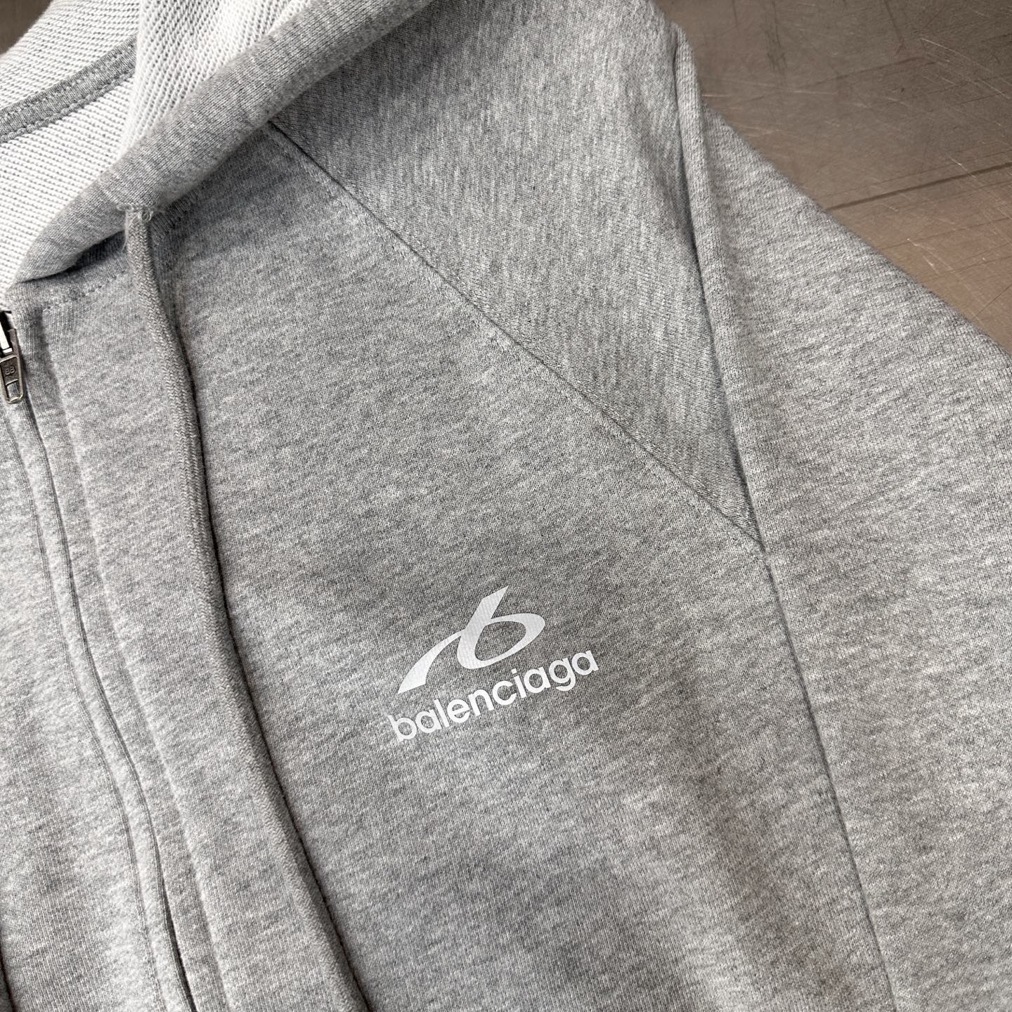 巴黎 ｜ 新款卫衣开衫，成衣洗水加多处反光印花工艺，休闲时尚，尺码sml