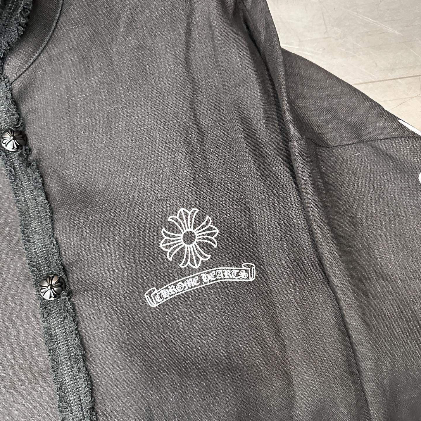 克罗心 ｜ 新款休闲开衫，品牌经典印花工艺，全身手工车毛边做工，100%亚麻面料，时尚休闲，尺码sml