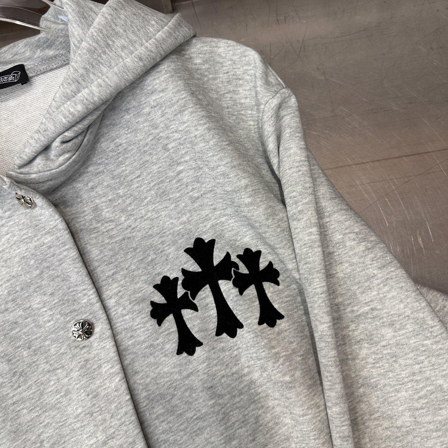 克罗心 ｜ 新款卫衣开衫，前后品牌经典植绒印花工艺，时尚休闲，尺码sml