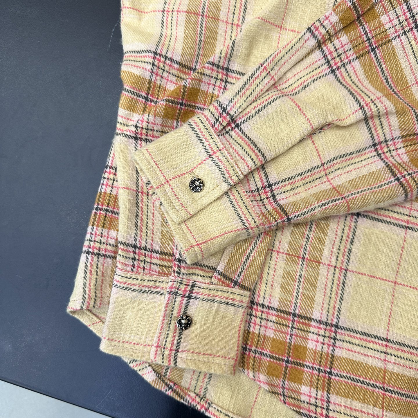 克罗心 ｜ 新款休闲衬衣，成衣洗水加品牌经典手工切皮刺绣十字标工艺，全棉色织格纹面料，时尚休闲，尺码sml