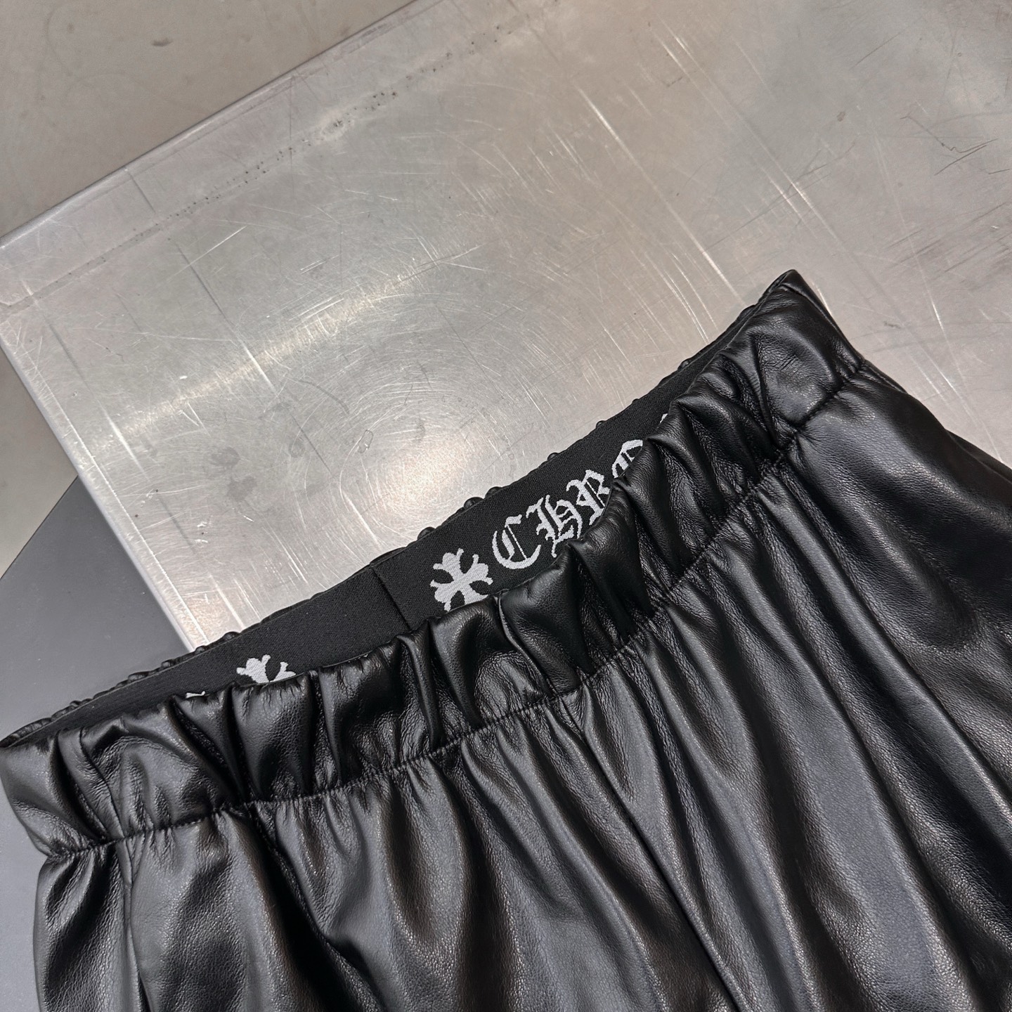克罗心 ｜ 新款休闲裤，品牌经典手工切皮刺绣十字标工艺，进口环保蛋白皮面料，时尚休闲，尺码sml
