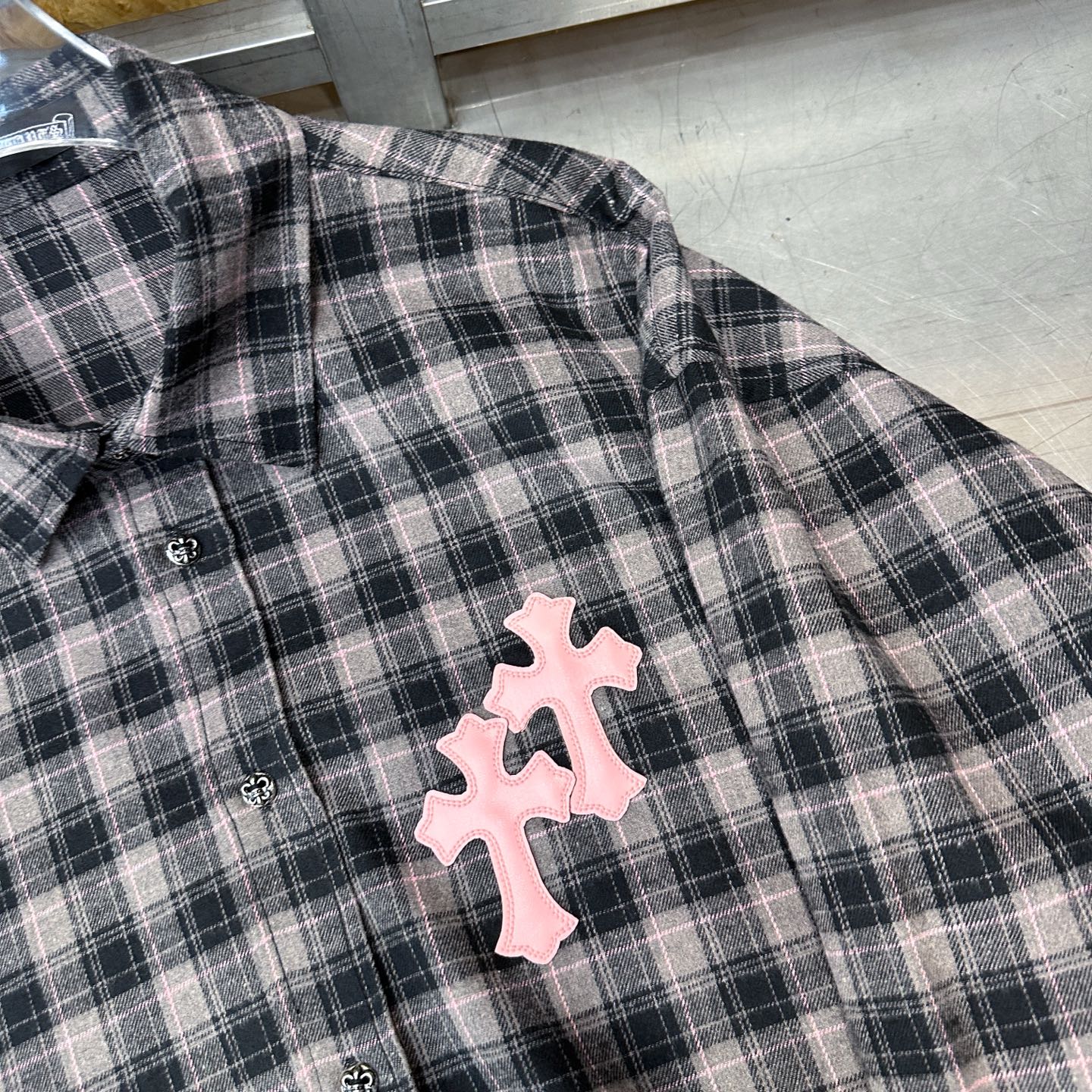 克罗心 ｜ 新款休闲衬衣，品牌经典手工切皮刺绣十字标工艺，色织格纹面料，时尚休闲，尺码sml