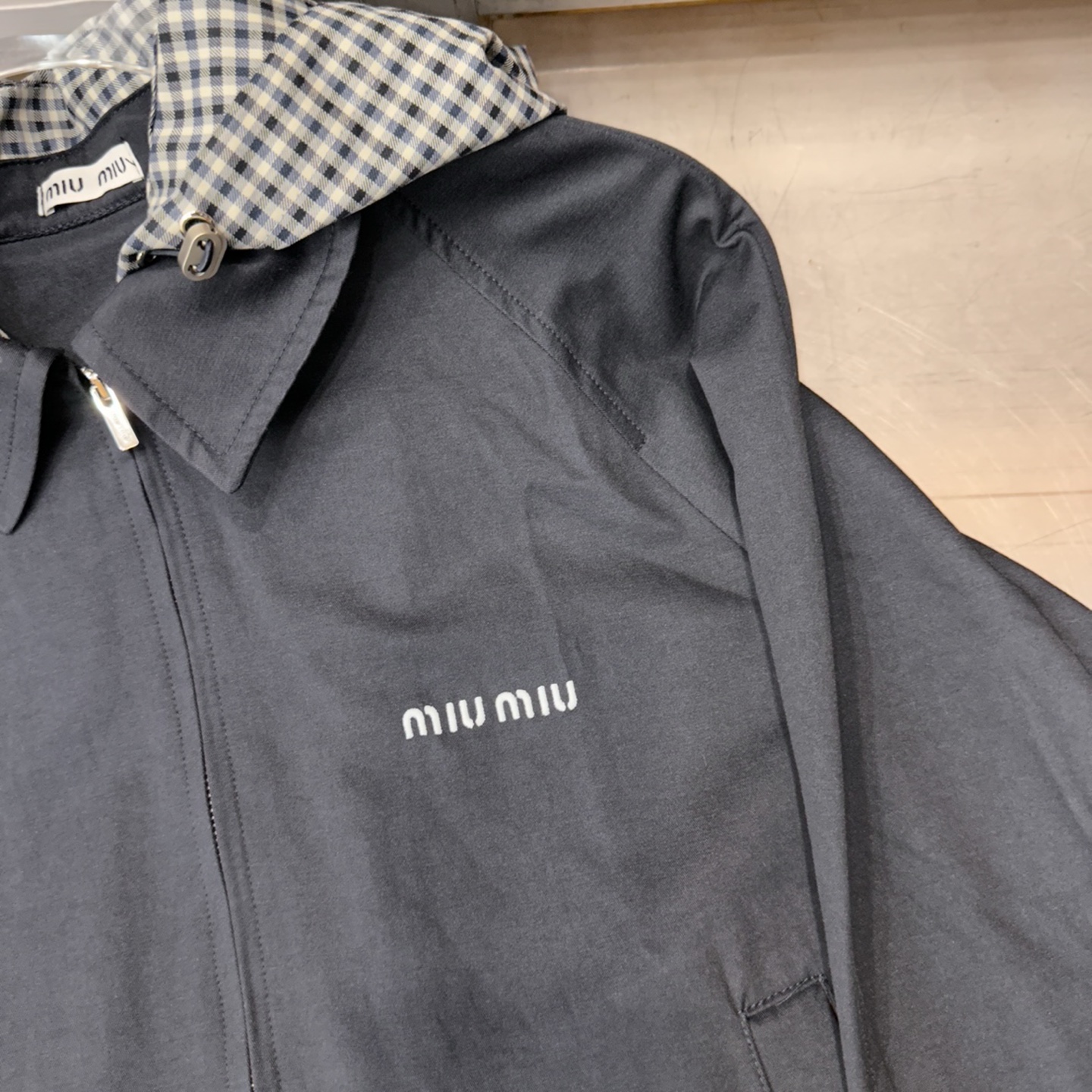 M** ｜ 新款休闲短风衣，品牌经典刺绣标，经典双层风衣夹克款式拼接色织格纹帽子设计，休闲时尚，尺码sml
