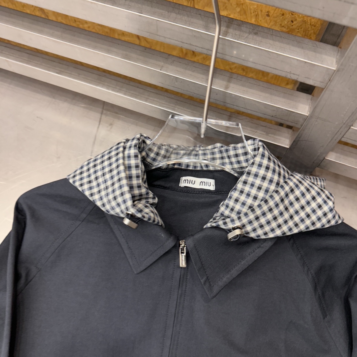 M** ｜ 新款休闲短风衣，品牌经典刺绣标，经典双层风衣夹克款式拼接色织格纹帽子设计，休闲时尚，尺码sml
