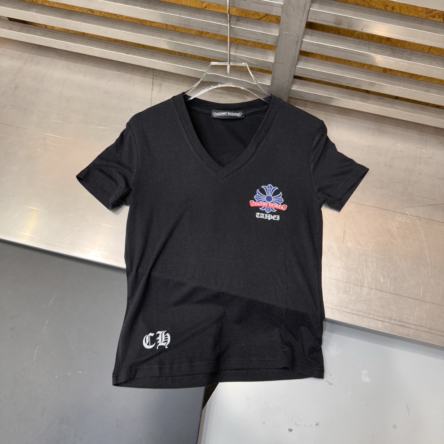 克罗心 ｜ 新款短袖t，多处品牌经典彩色印花，V领修身款式设计，时尚休闲，尺码sml