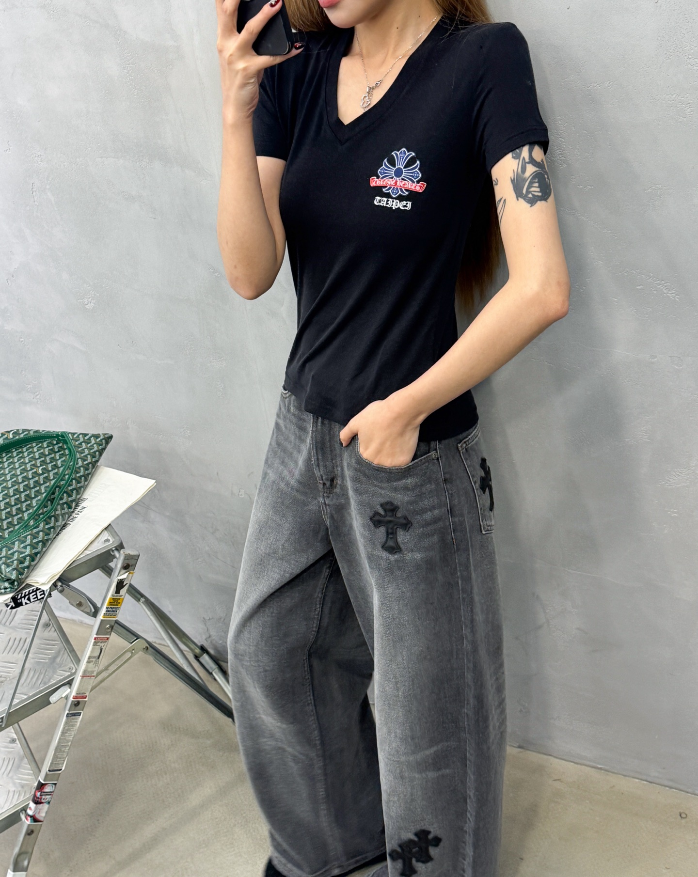 克罗心 ｜ 新款短袖t，多处品牌经典彩色印花，V领修身款式设计，时尚休闲，尺码sml