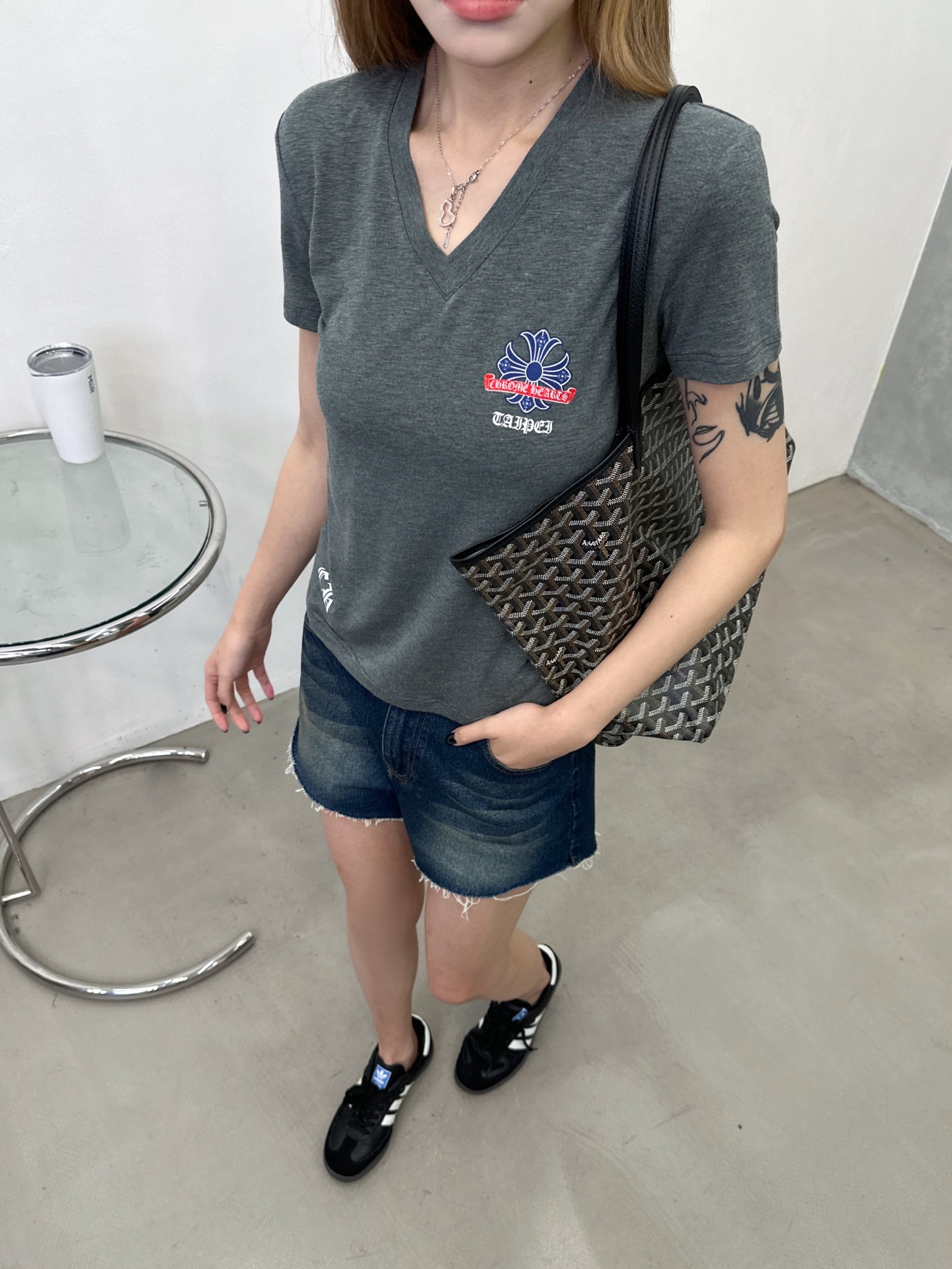 克罗心 ｜ 新款短袖t，多处品牌经典彩色印花，V领修身款式设计，时尚休闲，尺码sml