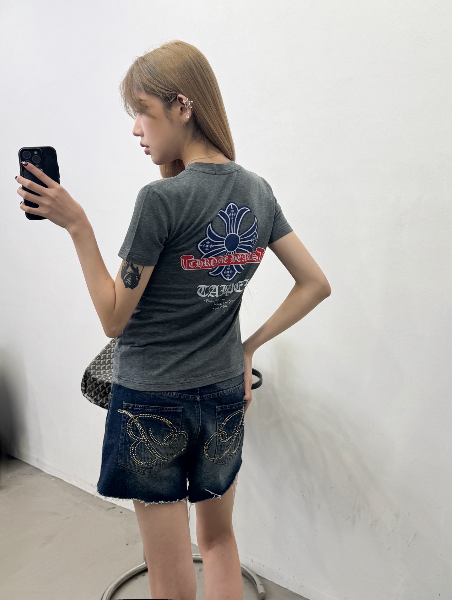 克罗心 | 新款短袖t,多处品牌经典彩色印花,V领修身款式设计,时尚休闲,尺码sml 克罗心 | 新款短袖t,多处品牌经典彩色印花,V领修身款式设计,时尚休闲,尺码sml