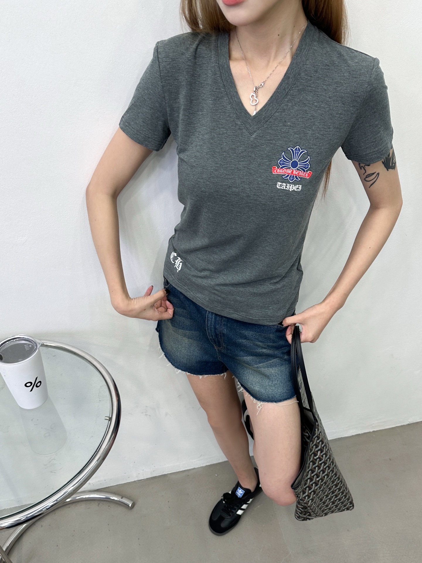 克罗心 ｜ 新款短袖t，多处品牌经典彩色印花，V领修身款式设计，时尚休闲，尺码sml