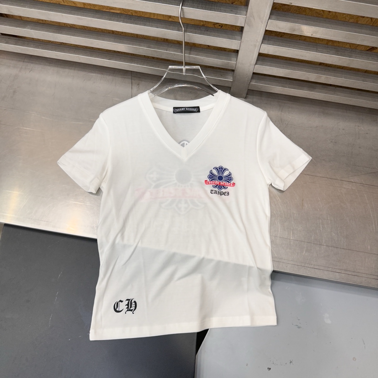 克罗心 ｜ 新款短袖t，多处品牌经典彩色印花，V领修身款式设计，时尚休闲，尺码sml