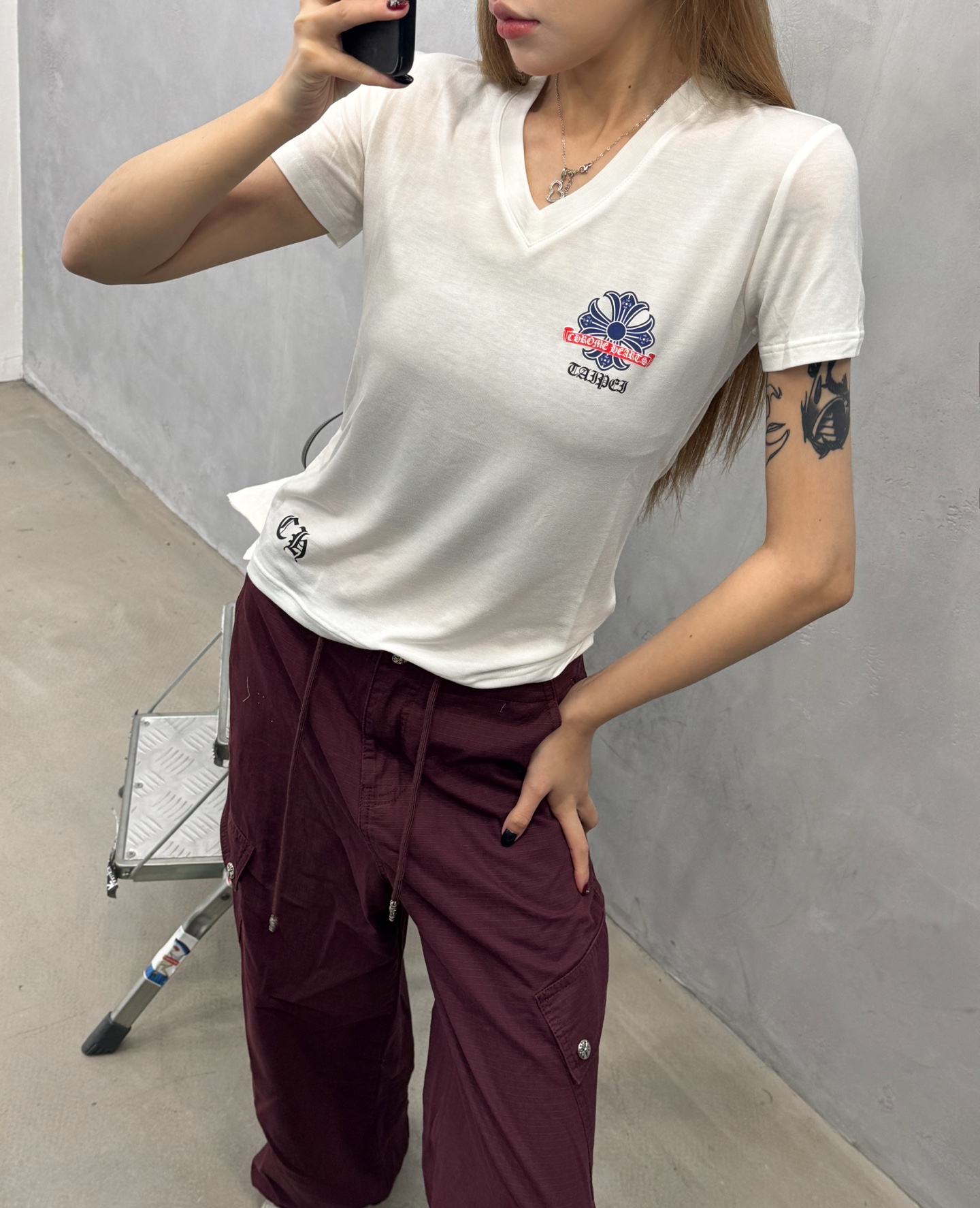 克罗心 ｜ 新款短袖t，多处品牌经典彩色印花，V领修身款式设计，时尚休闲，尺码sml
