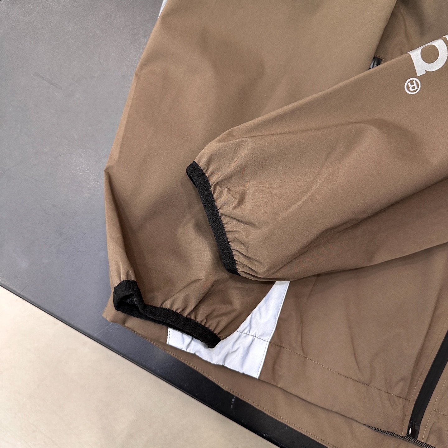 巴黎 ｜ 新款风衣外套，品牌经典多处反光印花标，撞色拼接款式设计，防风双层面料，时尚休闲，尺码sml