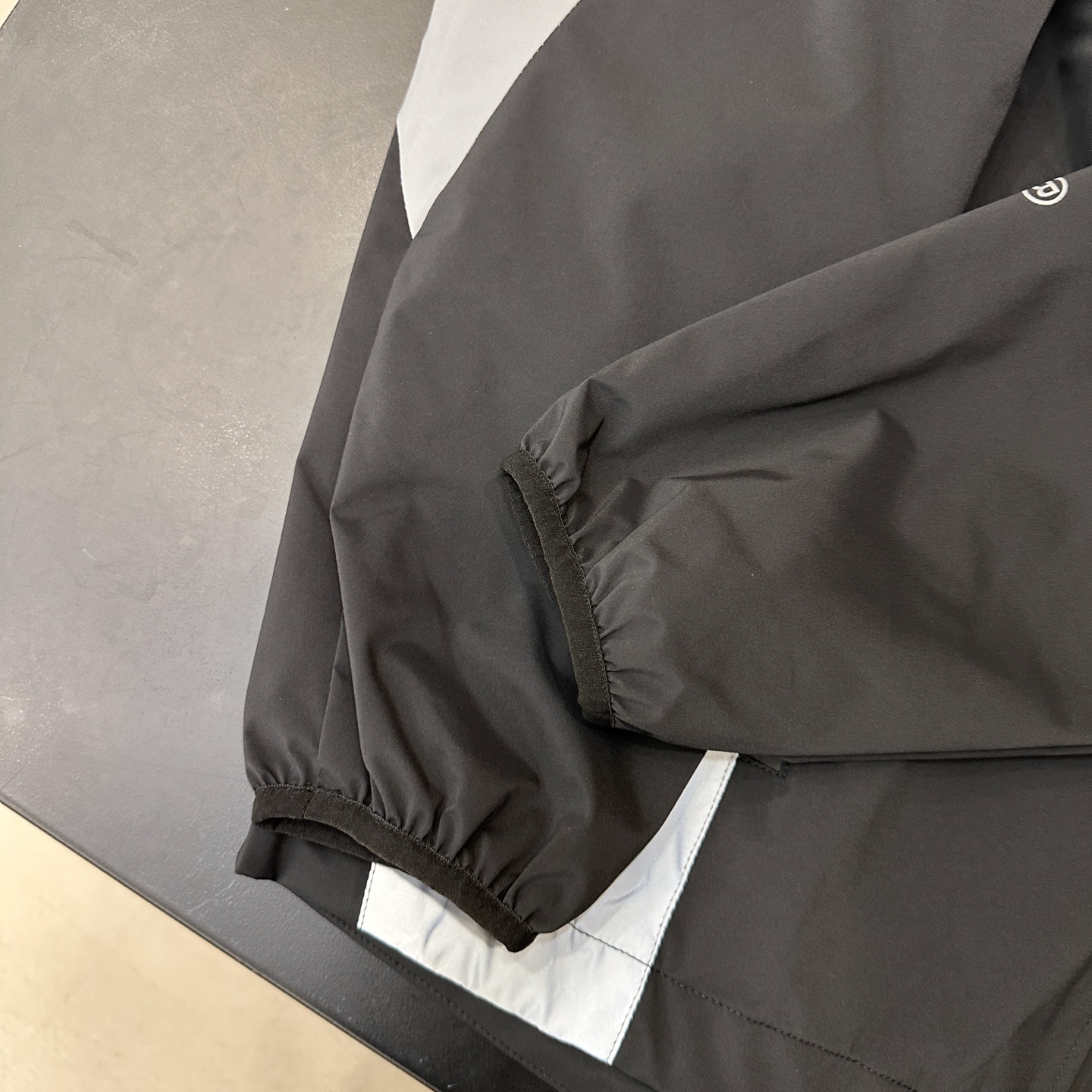 巴黎 ｜ 新款风衣外套，品牌经典多处反光印花标，撞色拼接款式设计，防风双层面料，时尚休闲，尺码sml