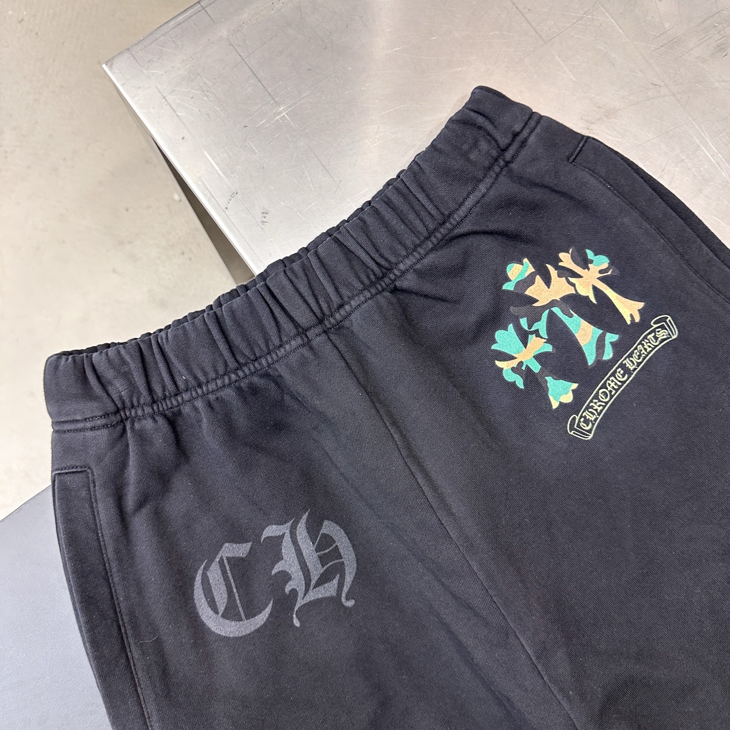 克罗心 ｜ 新款休闲卫裤，成衣洗水炒色加多处彩色印花工艺，休闲时尚，尺码sml