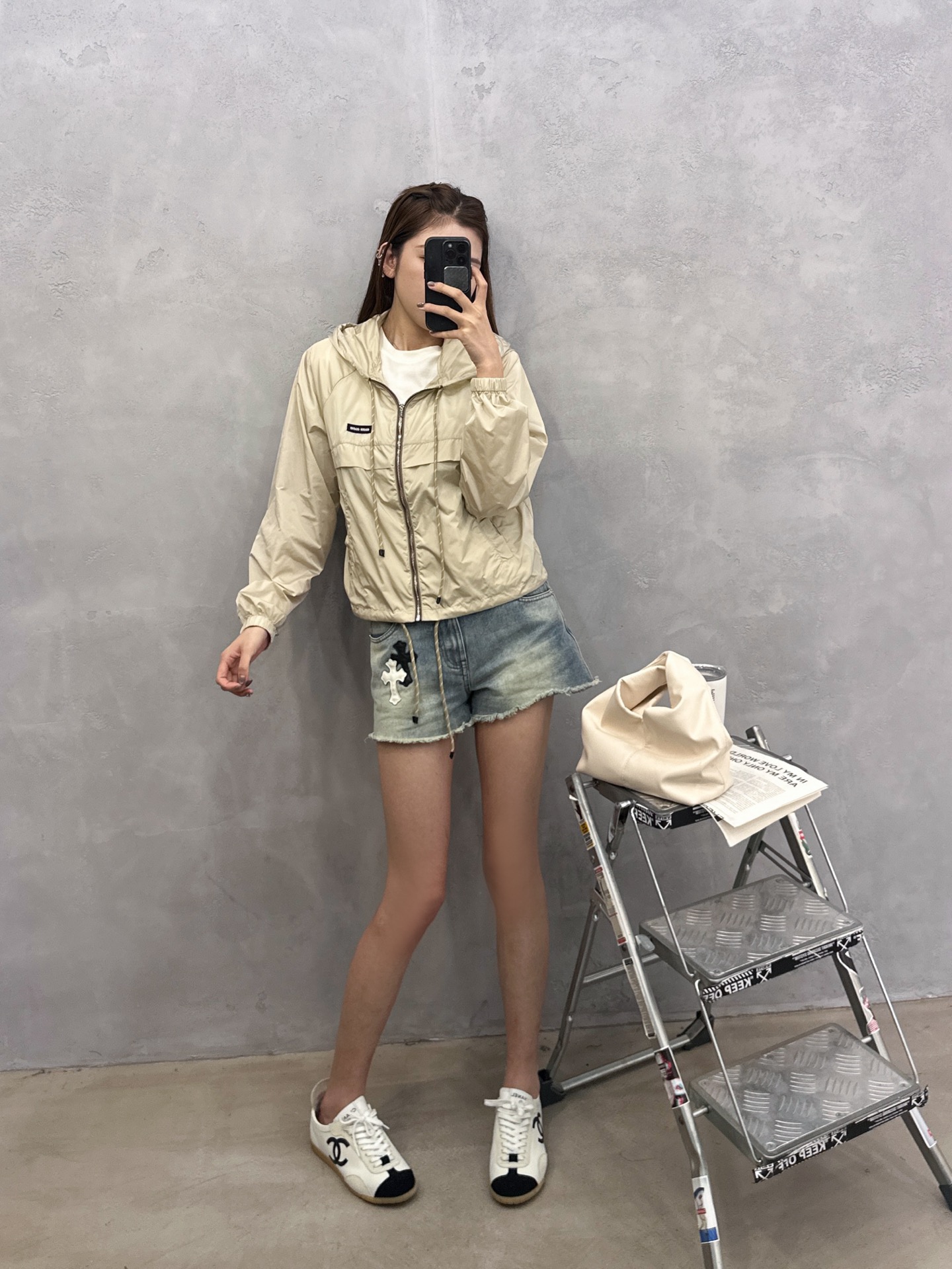 Miu ｜ 新款风衣，品牌经典刺绣标，结构款式小版型风衣外套，休闲时尚，尺码sml