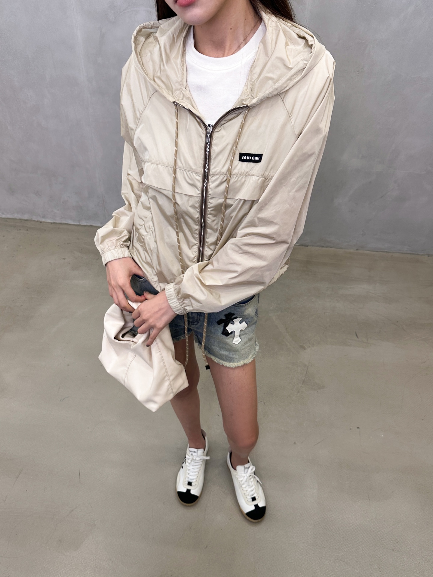 Miu ｜ 新款风衣，品牌经典刺绣标，结构款式小版型风衣外套，休闲时尚，尺码sml