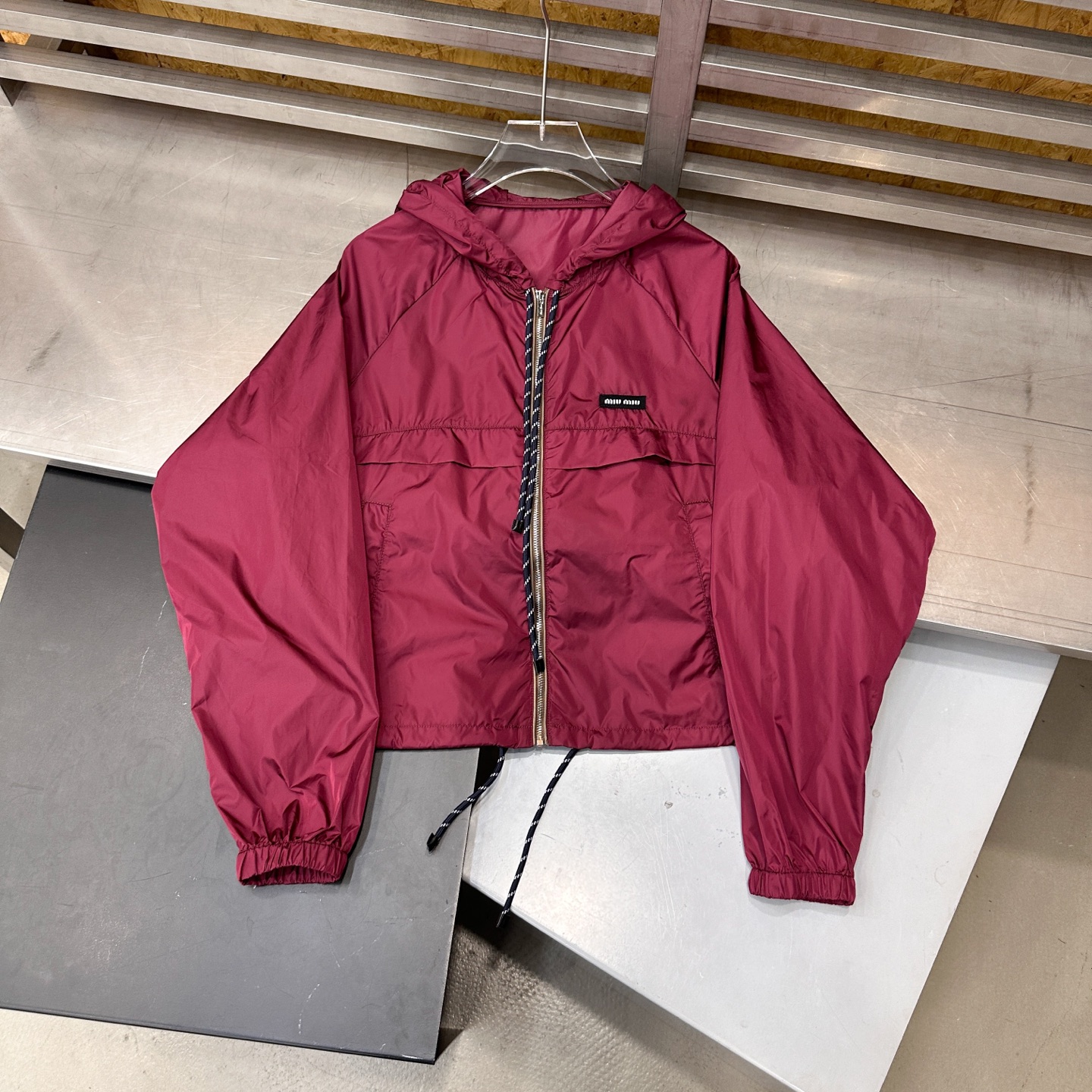 Miu ｜ 新款风衣，品牌经典刺绣标，结构款式小版型风衣外套，休闲时尚，尺码sml