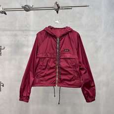 Miu | 新款风衣,品牌经典刺绣标,结构款式小版型风衣外套,休闲时尚,尺码sml Miu | 新款风衣,品牌经典刺绣标,结构款式小版型风衣外套,休闲时尚,尺码sml