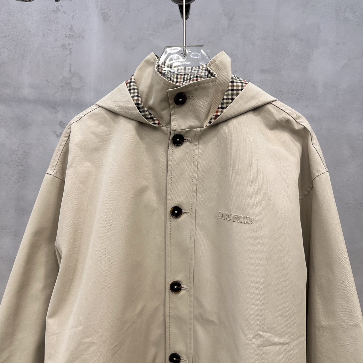 Miu  ｜  新款风衣外套，品牌经典贴布绣花标，进口全澳棉面料加全棉色织格纹里布，休闲时尚，尺码sml