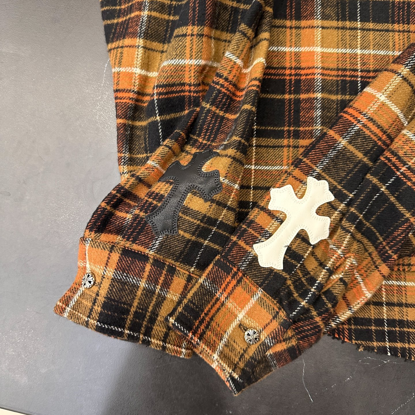 克罗心 ｜ 新款休闲衬衣，成衣洗水加手工切皮刺绣十字标工艺，色织全棉格纹面料，时尚休闲，尺码sml